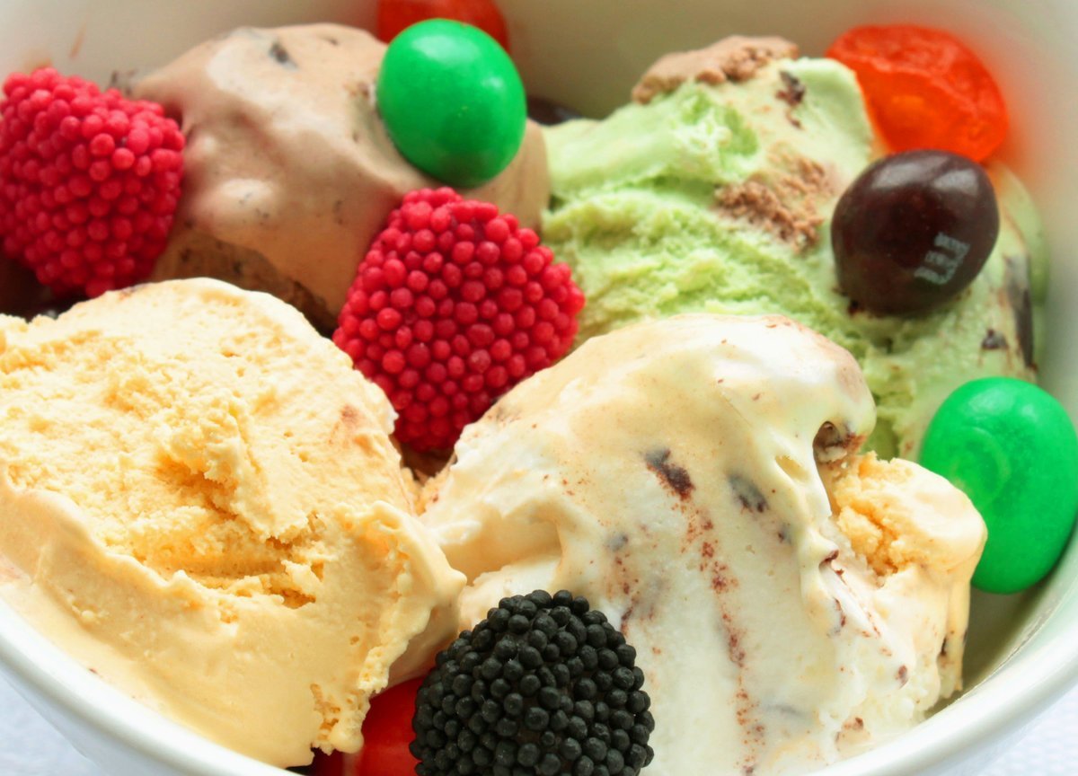 Включи самое вкусное. Десерт мороженое. Пирожное мороженое. Пирожное из мороженого. Мороженое с фруктами.