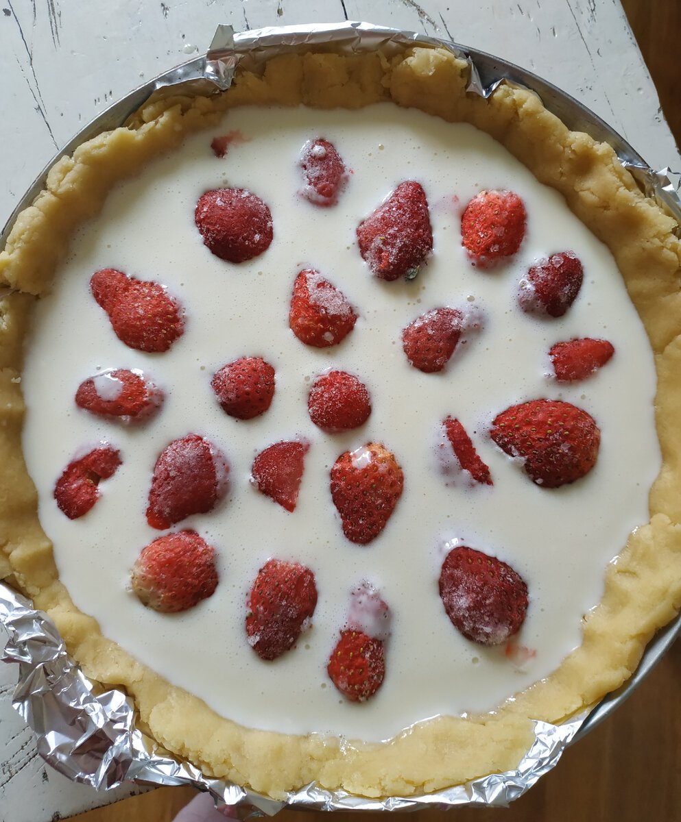 Пирог с клубничной глазурью