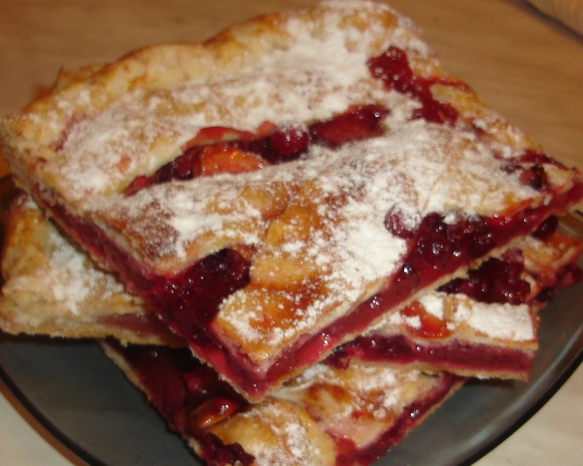 Пирог с клубникой из слоеного теста