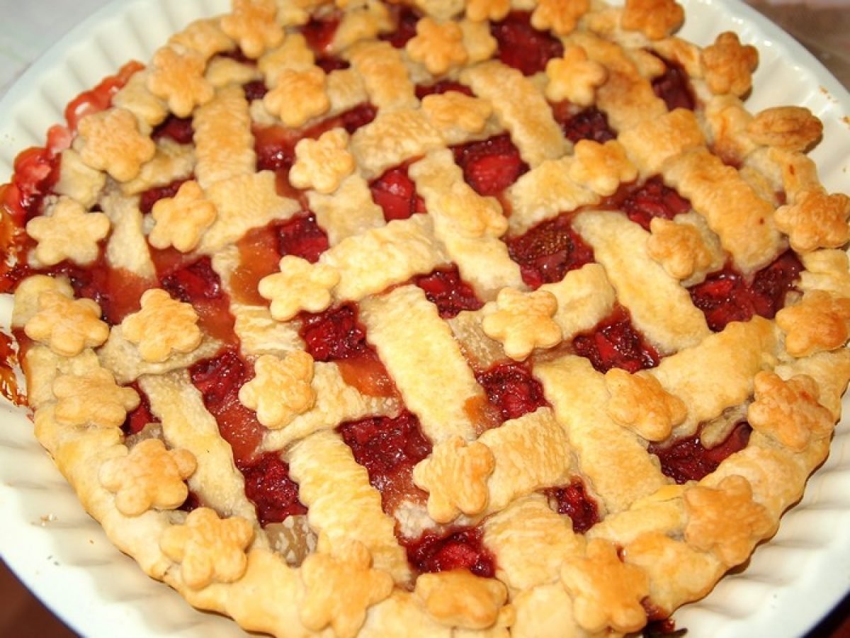 Пирог с клубникой из слоеного теста