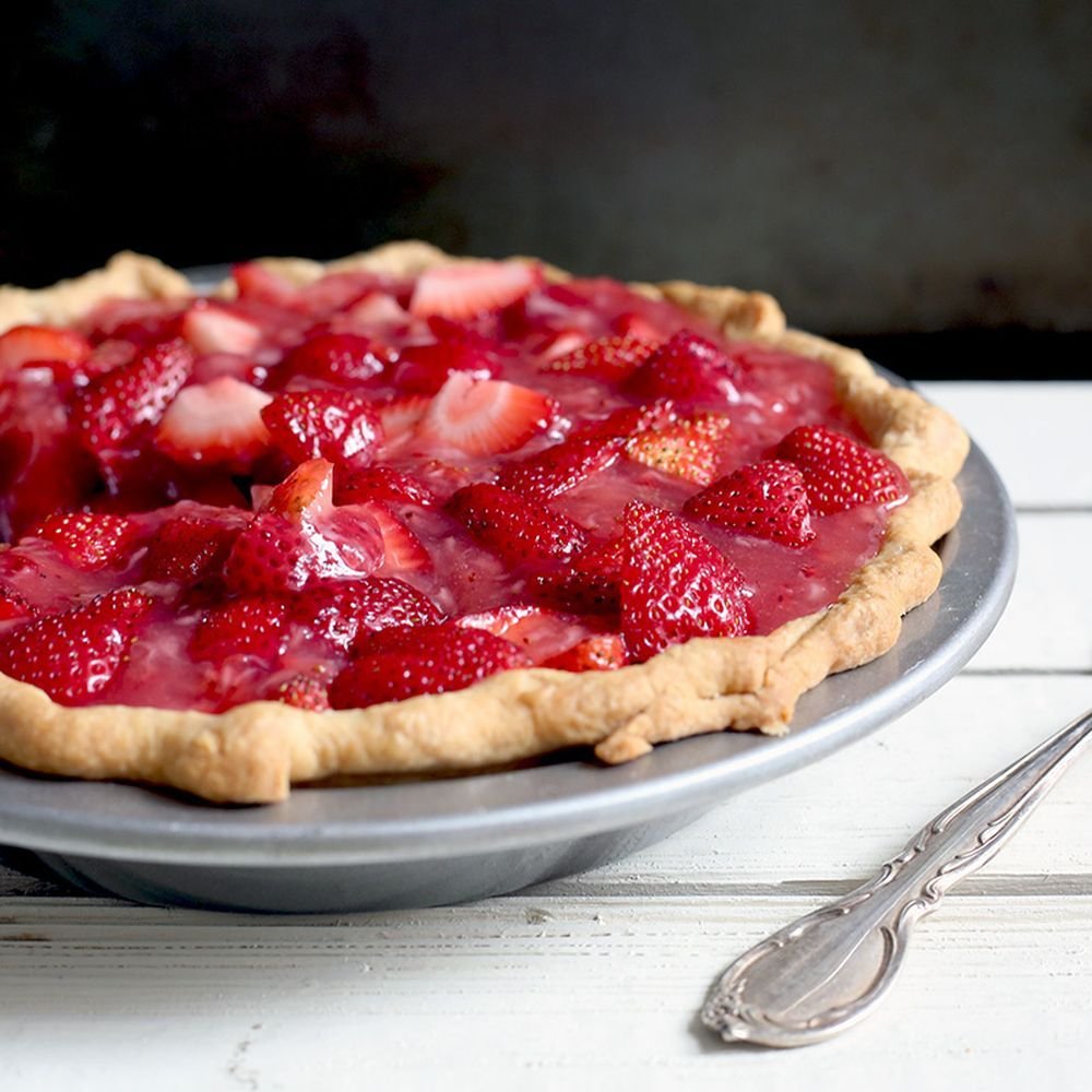 Пирог с клубникой из слоеного дрожжевого теста