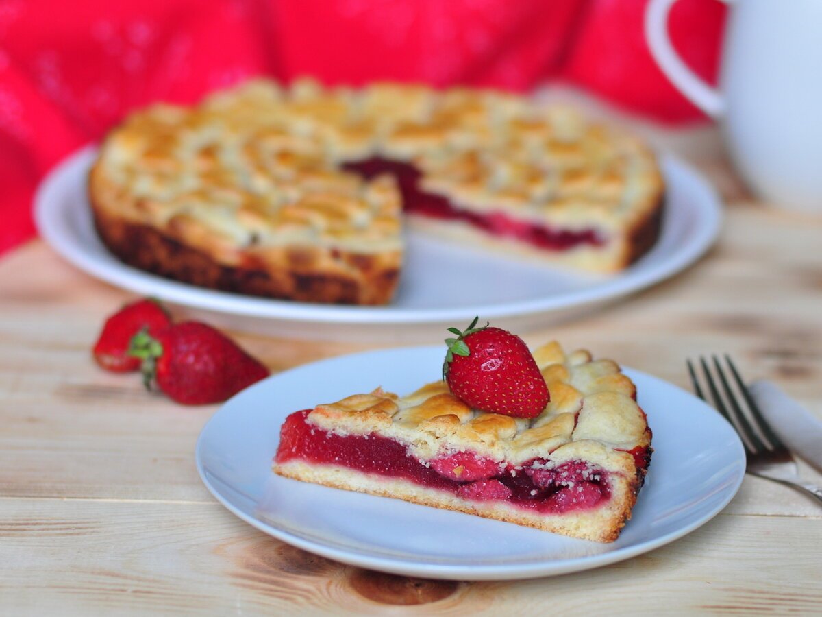 Пирог с клубникой начинкой