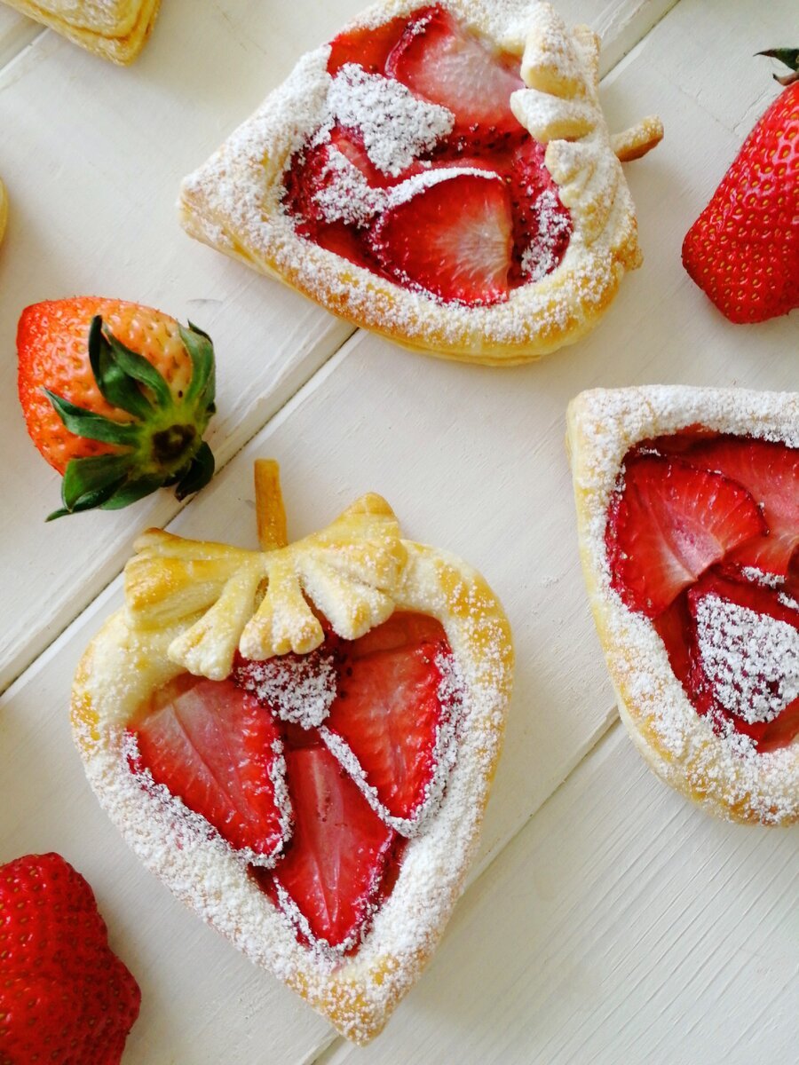 Пирожное «слоеное с клубникой».