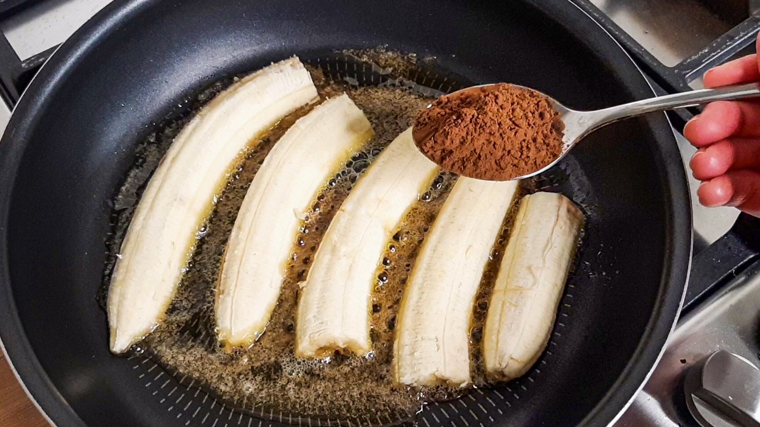 Банан в тесте на сковороде. Пирог из бананов на сковороде. Пирог с бананом на сковороде. Банановый десерт на сковороде. Десерт с бананами на сковороде.