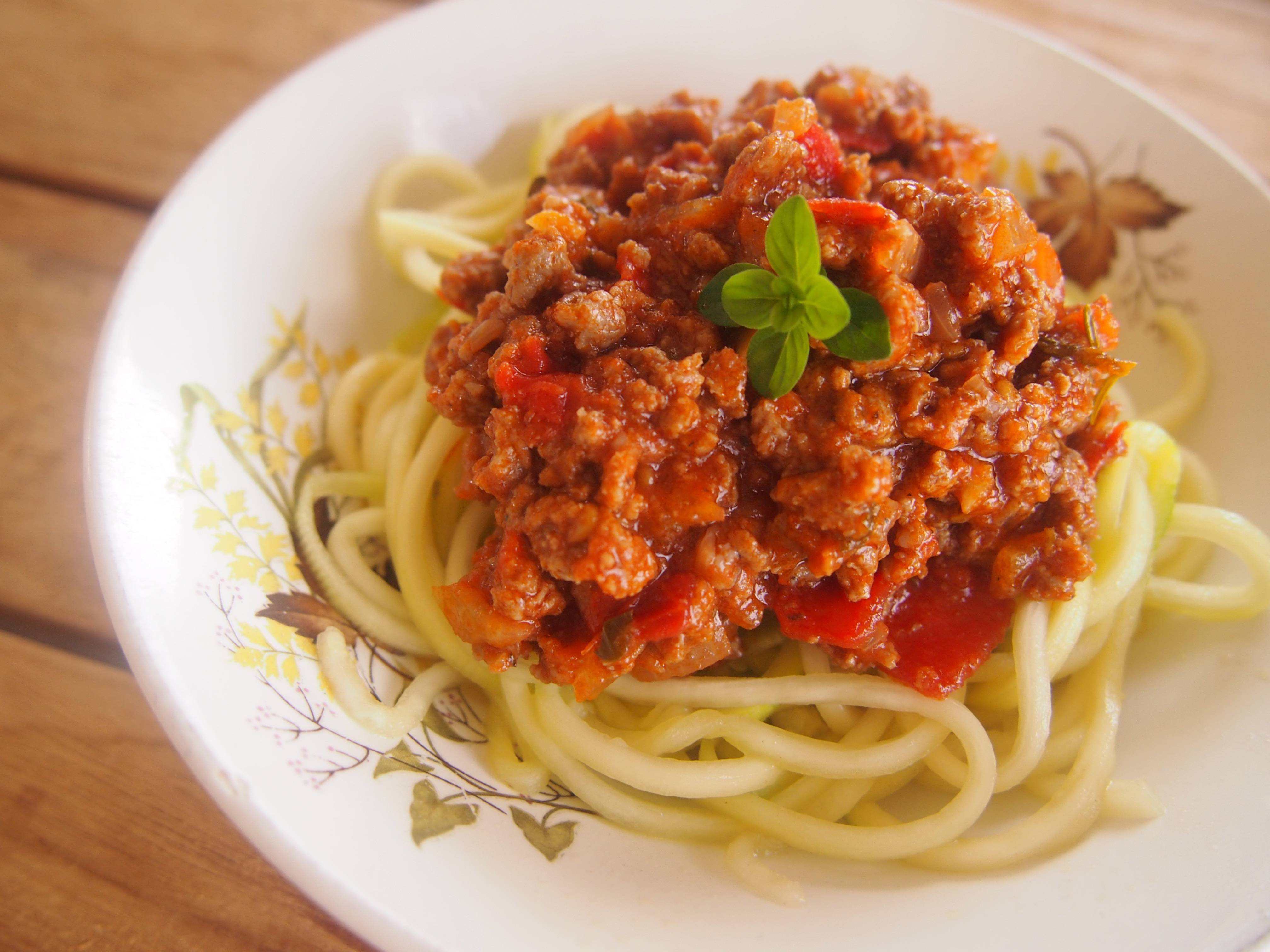 Спагетти болоньезе томатная паста. Кворн болоньезе. Раста болоньезе. Паста болоньезе Лазерсон. Спагетти с соусом Болонез.