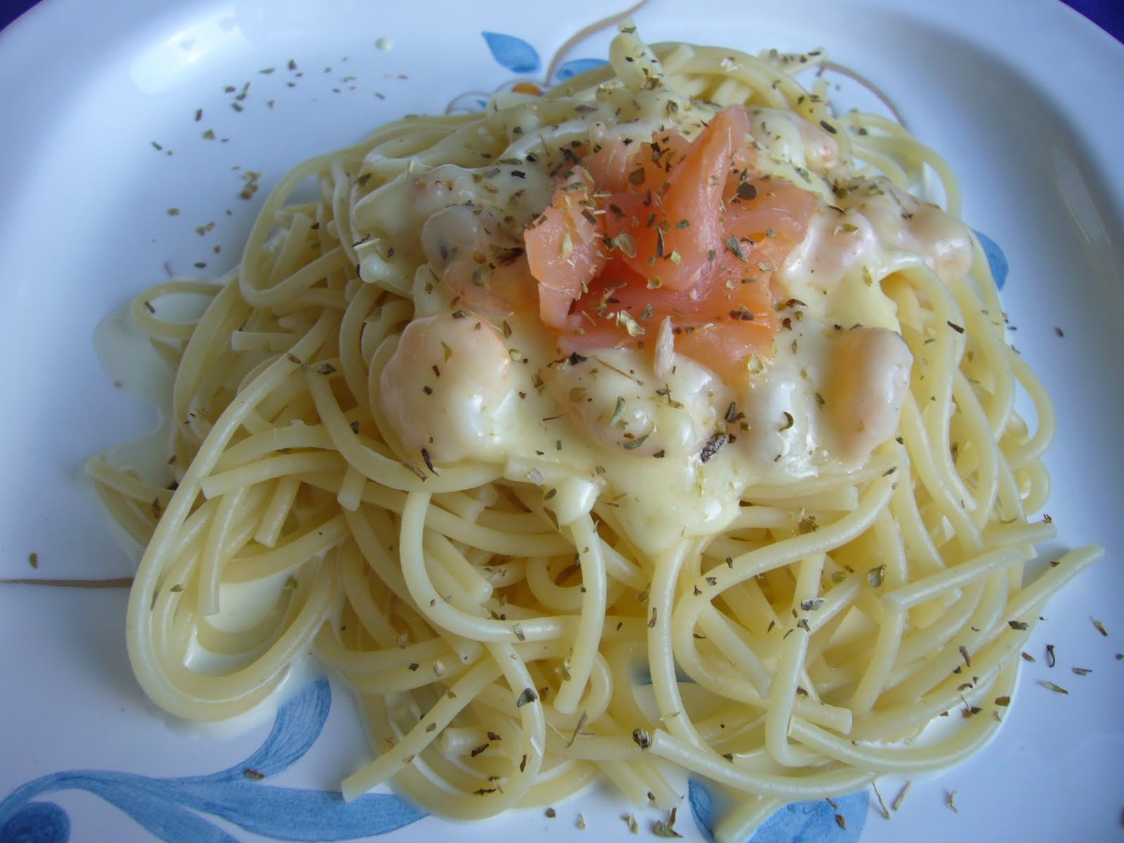 Макароны с сыром и сметаной рецепт. Макароны с сыром. Спагетти с кальмарами. Минтай с макаронами. Макароны с кальмаром и сыром.