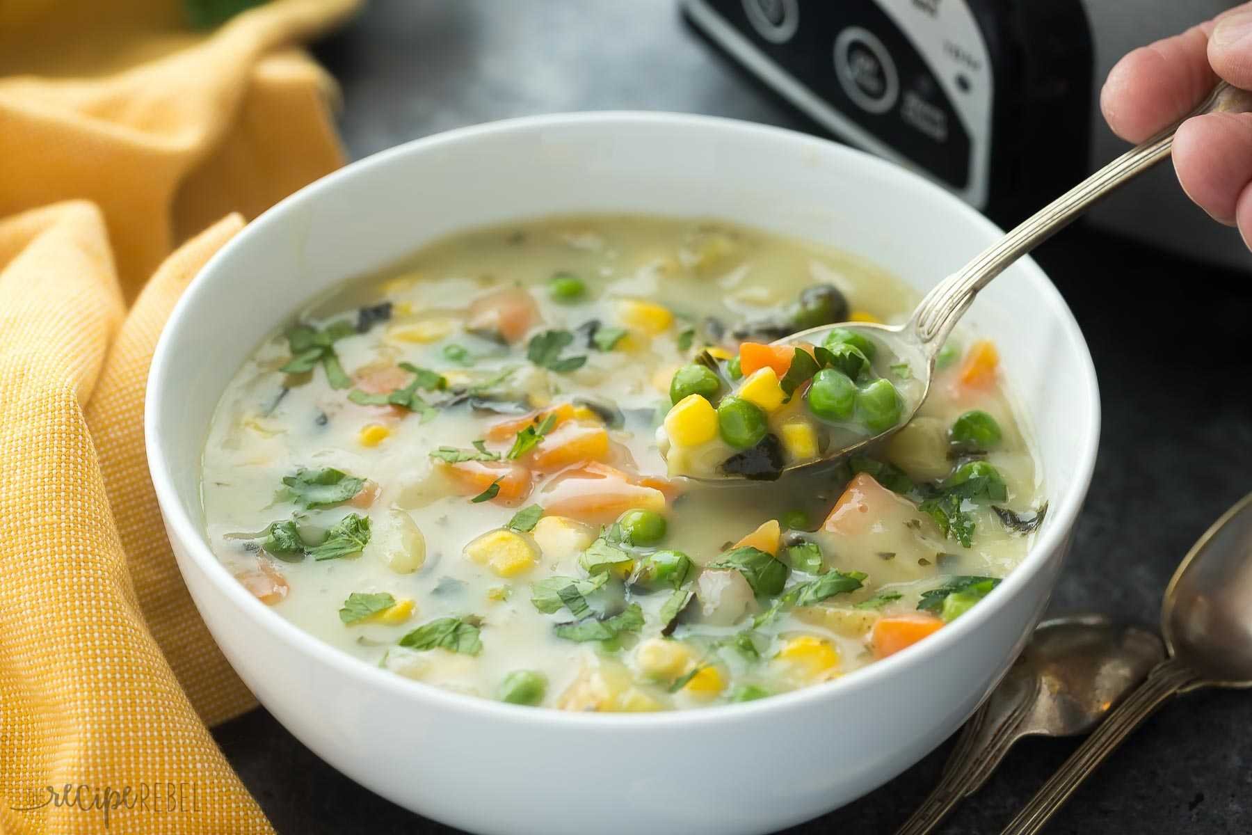 Вкусные супчики на каждый. Овощной суп минестроне. Овощи для супа. Супы на овощном отваре. Куриный суп с овощами.