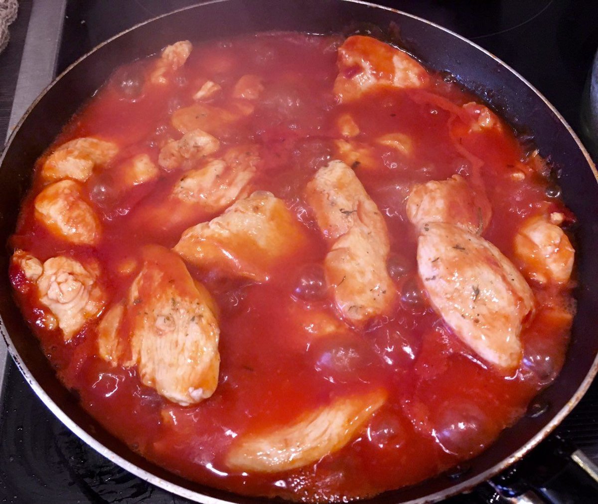 Куриное в томатная подливкой. Курица в томатном соусе. Грудка в томатном соусе. Курица тушеная в томатной пасте. Курица в томатном соусе на сковороде.