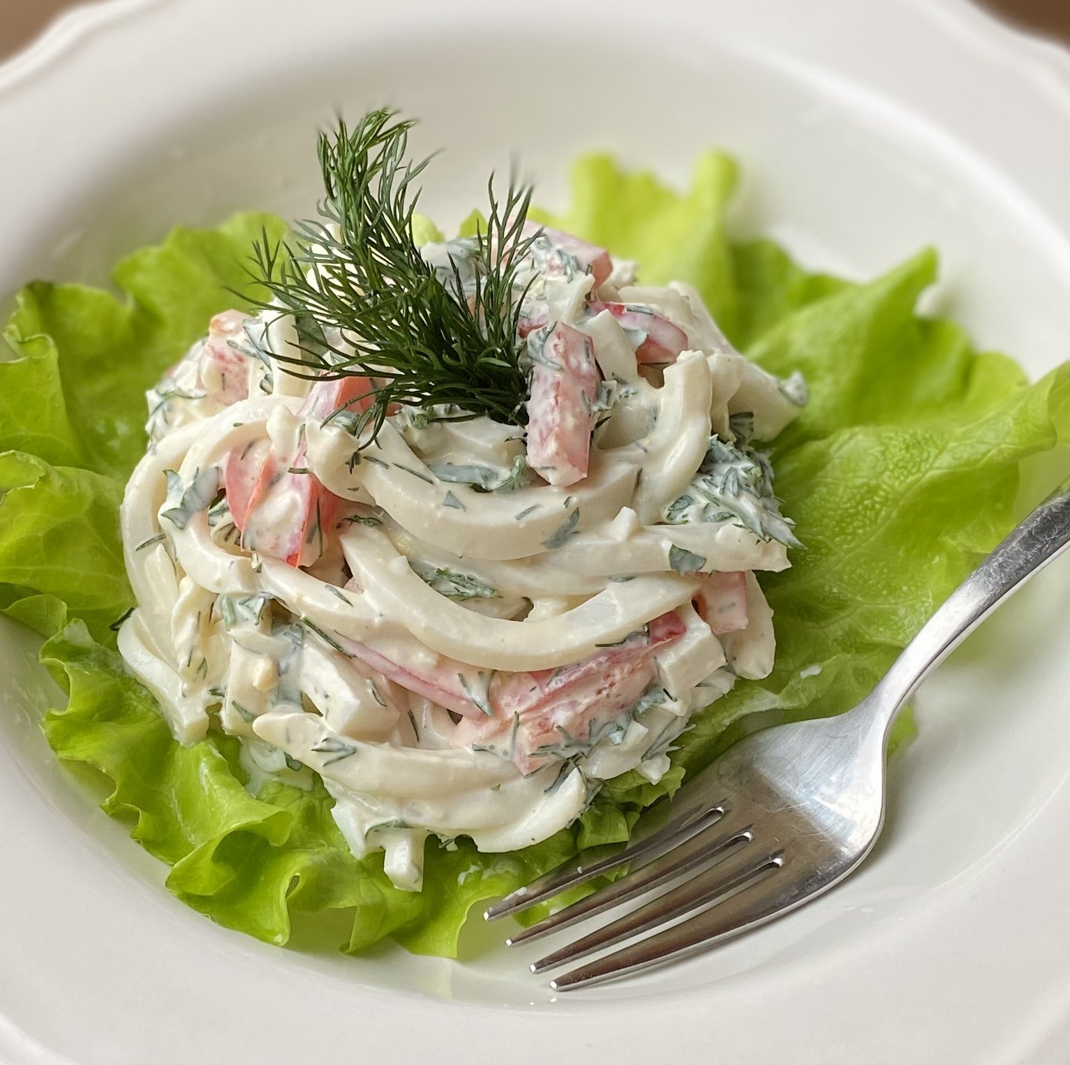 Самый простой рецепт салата из кальмаров. Салат из кальмаров. Салат с кальмарами без майонеза. Салат с кальмарами самый вкусный и простой. Салат с кальмарами самый вкусный на праздничный стол.