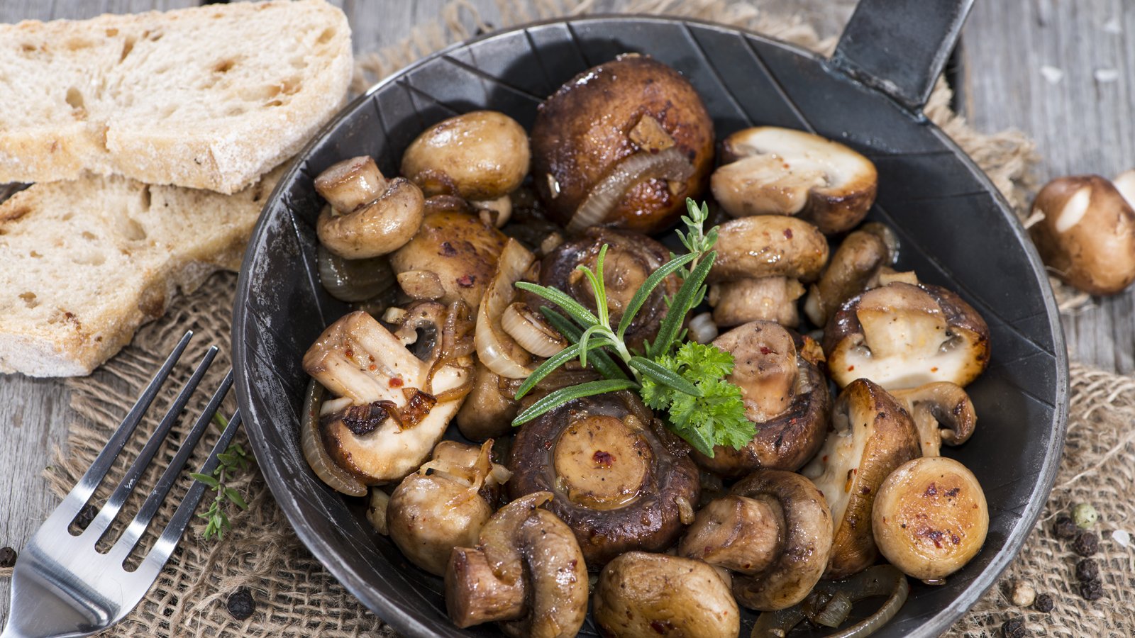 Как готовить грибы свежие на сковороде