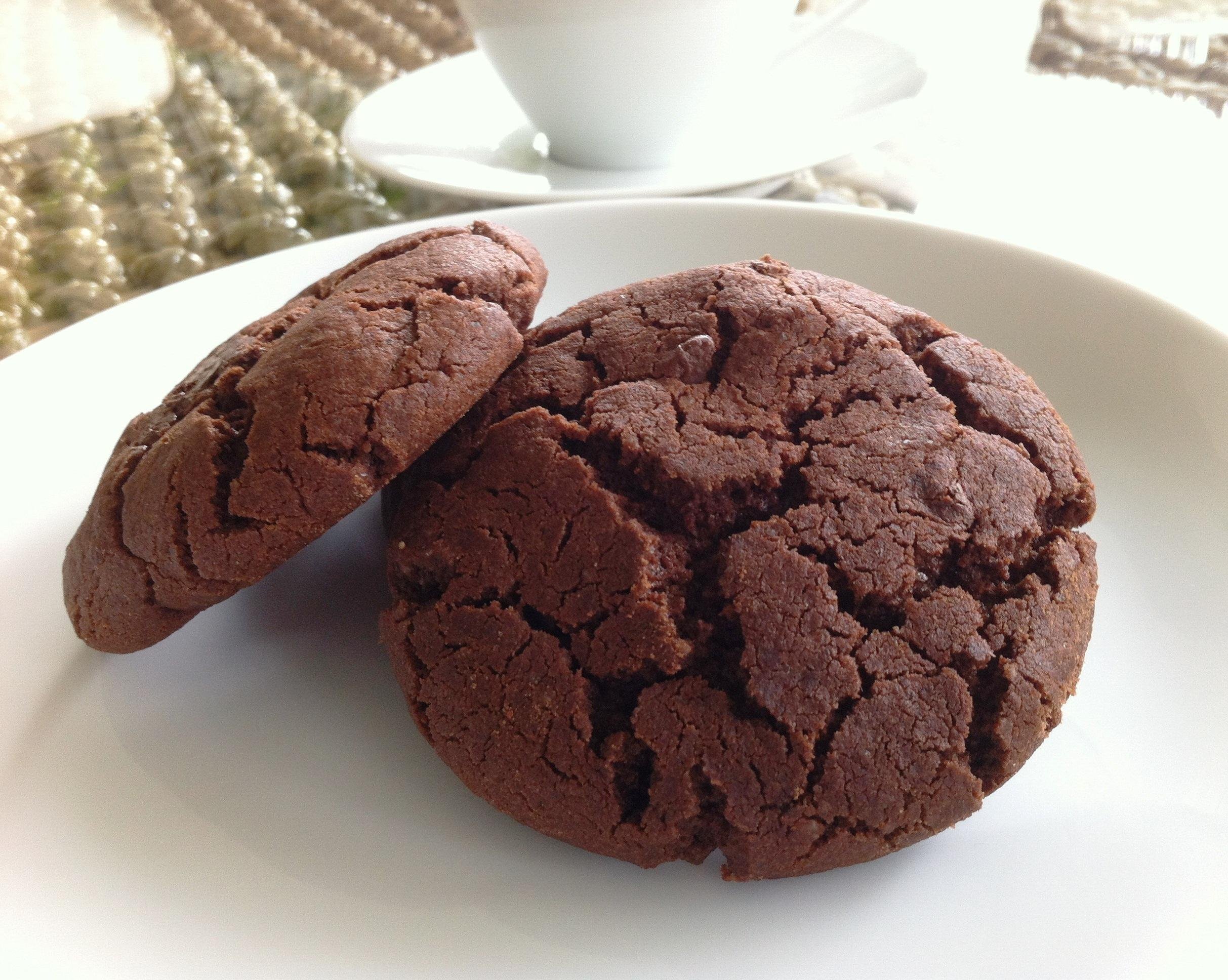 Классическое шоколадное печенье. Biscotti печенье шоколадное. Круглое шоколадное печенье. Шоколадное печенье с трещинками. Шоколадные круглые печеньки.