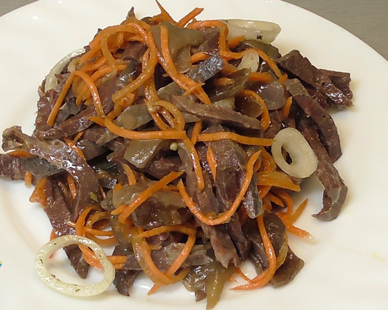 Рецепт салата мясо по корейски. Корейский салат с грибами. Салат из сердца свиного. Салат с сердцем говяжьим. Корейские салаты из грибов.