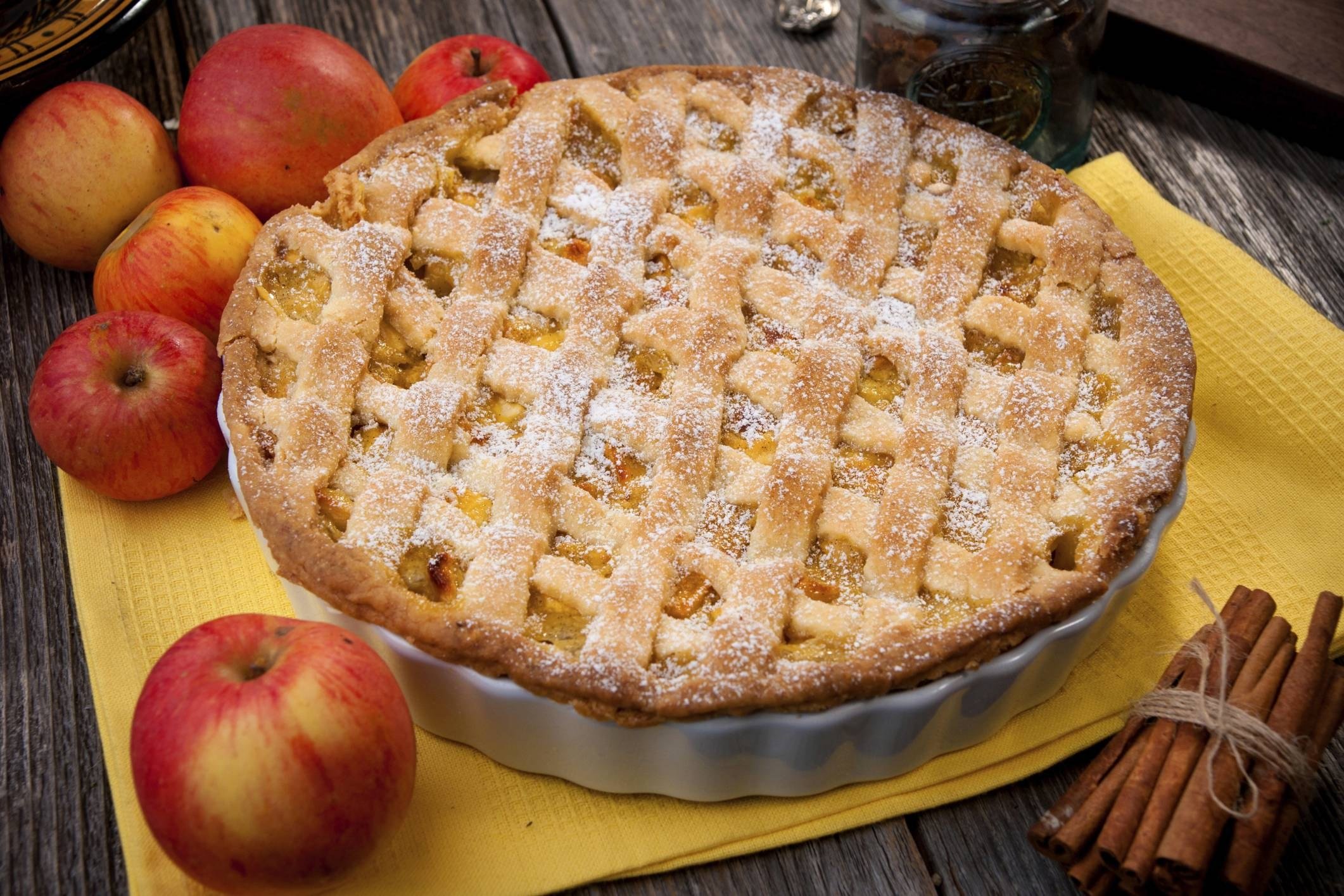 Пирог с готовыми яблоками. Песочный пирог с яблоками. Яблочный пирог из песочного теста. Пирог с яблоками и сухофруктами. Пирог с яблоками фото.