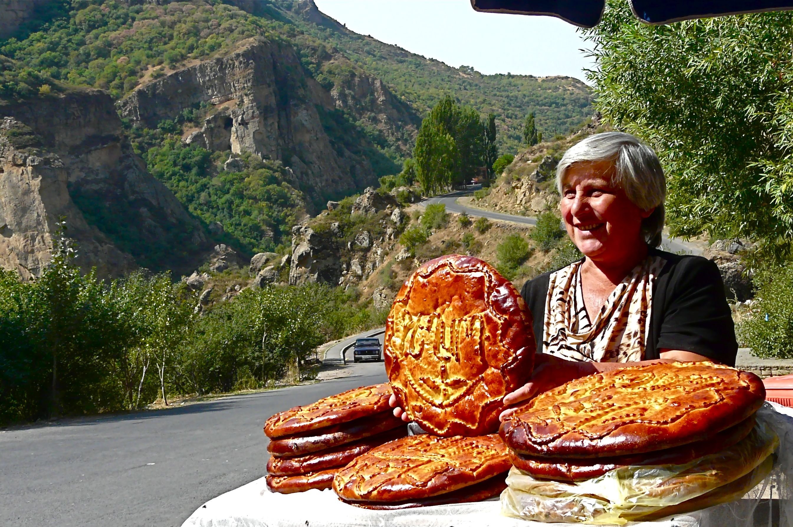 Fast armenia. Гата Гегард Армения. Гарни Гегард в Армении гата. Армянская Национальная кухня гата. Национальные блюда армян гата.