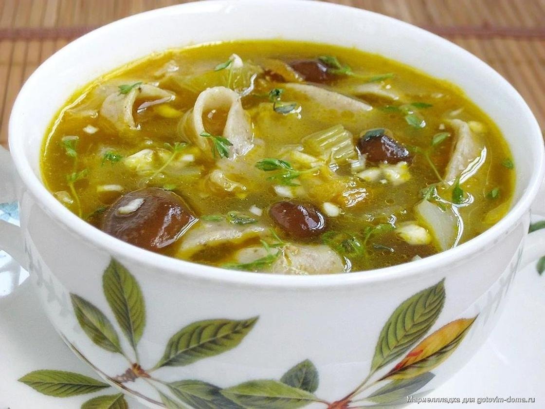 Суп с грибами. Грибной суп из шампиньонов с картофелем. Суп грибной из шампиньонов с вермишелью. Суп лапша грибная. Суп с белыми грибами.