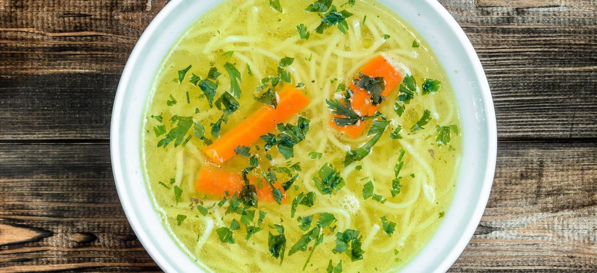 Суп лапша с морковью. Суп куриный вермишелевый. Куриный вермишелевый суп с картошкой. Суп вермишелевый с курицей и картошкой. Суп вермишелевый овощной.