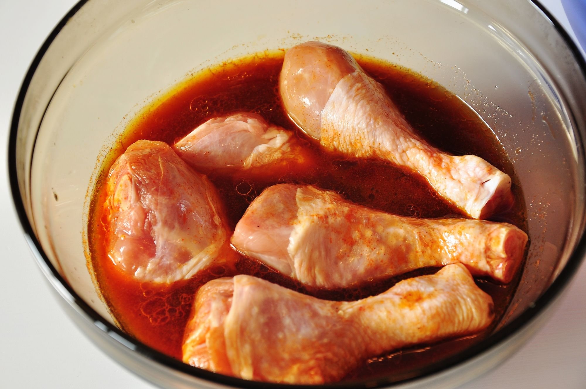 Маринованная курица на сковороде. Куриные ножки. Маринад для голени курицы. Куриные голени в духовке. Куриные ножки в маринаде.