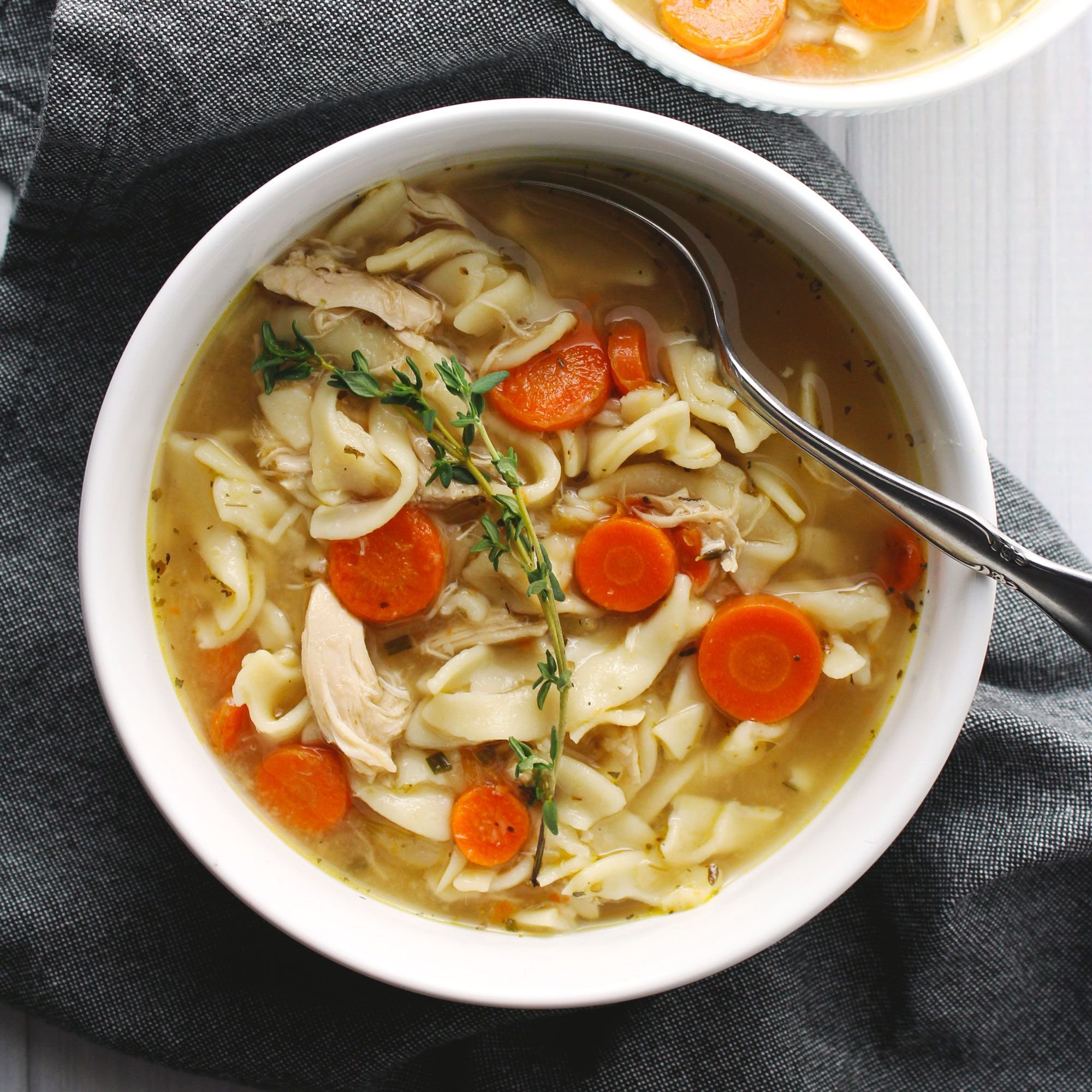 Куриный суп с лапшой. Суп с квадратной лапшой. Суп куриный с лапшой быстрого приготовления. Приготовление суп лапша с курицей.