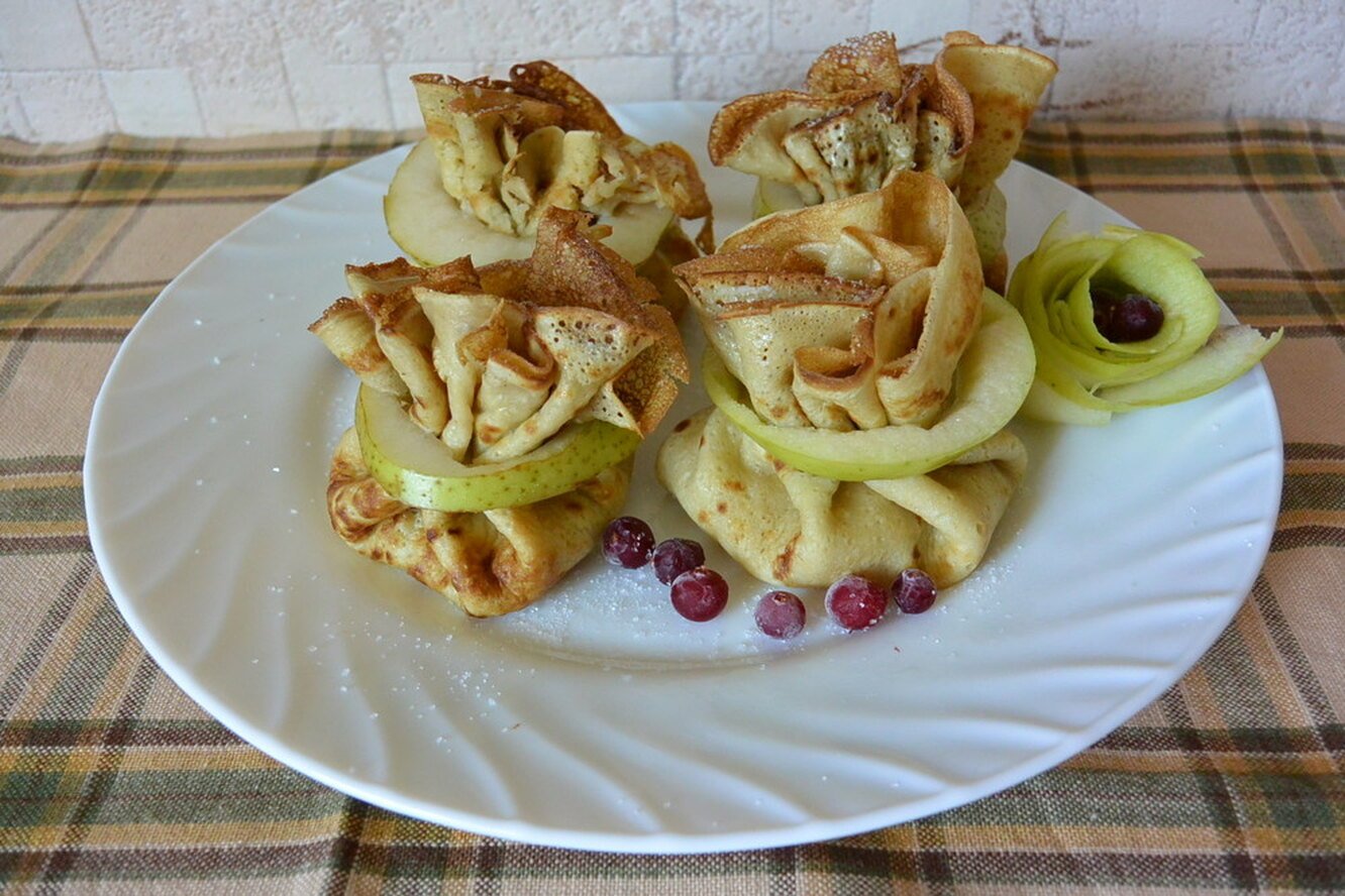 Рецепт начинки из свежих яблок. Блинные мешочки сладкие. Блинчики фаршированные яблоками. Блинные мешочки с фруктами. Блинные мешочки с начинкой.