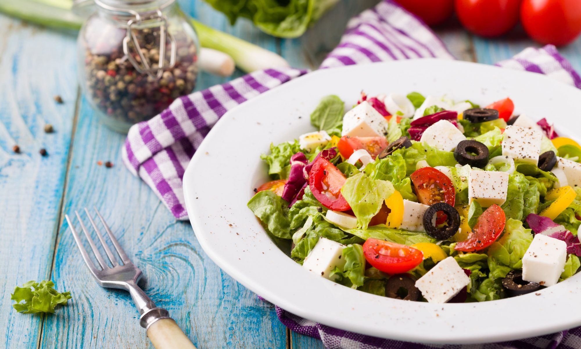 Салат скраб. Greek Salad(греческий салат). Салат греческий классический с фетаксой. Греческий салат с фетаксой. Греческий салат с оливками Каламата.