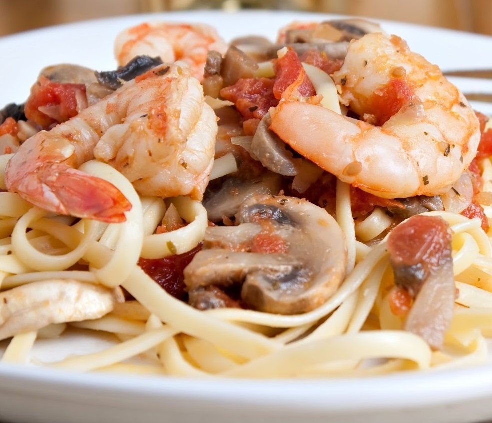Спагетти с грибами и морепродуктами