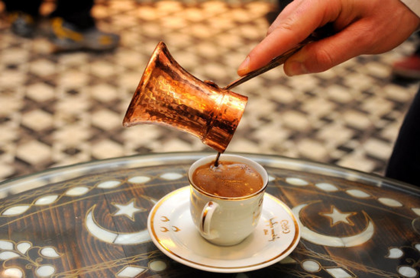 В турции подают кофе с водой. Турецкий кофе Хафиз Мустафа. Хафиз Мустафа 1864 Сиркеджи Стамбул. Турецкая джезва для кофе. Турецкий кофе Стамбул.
