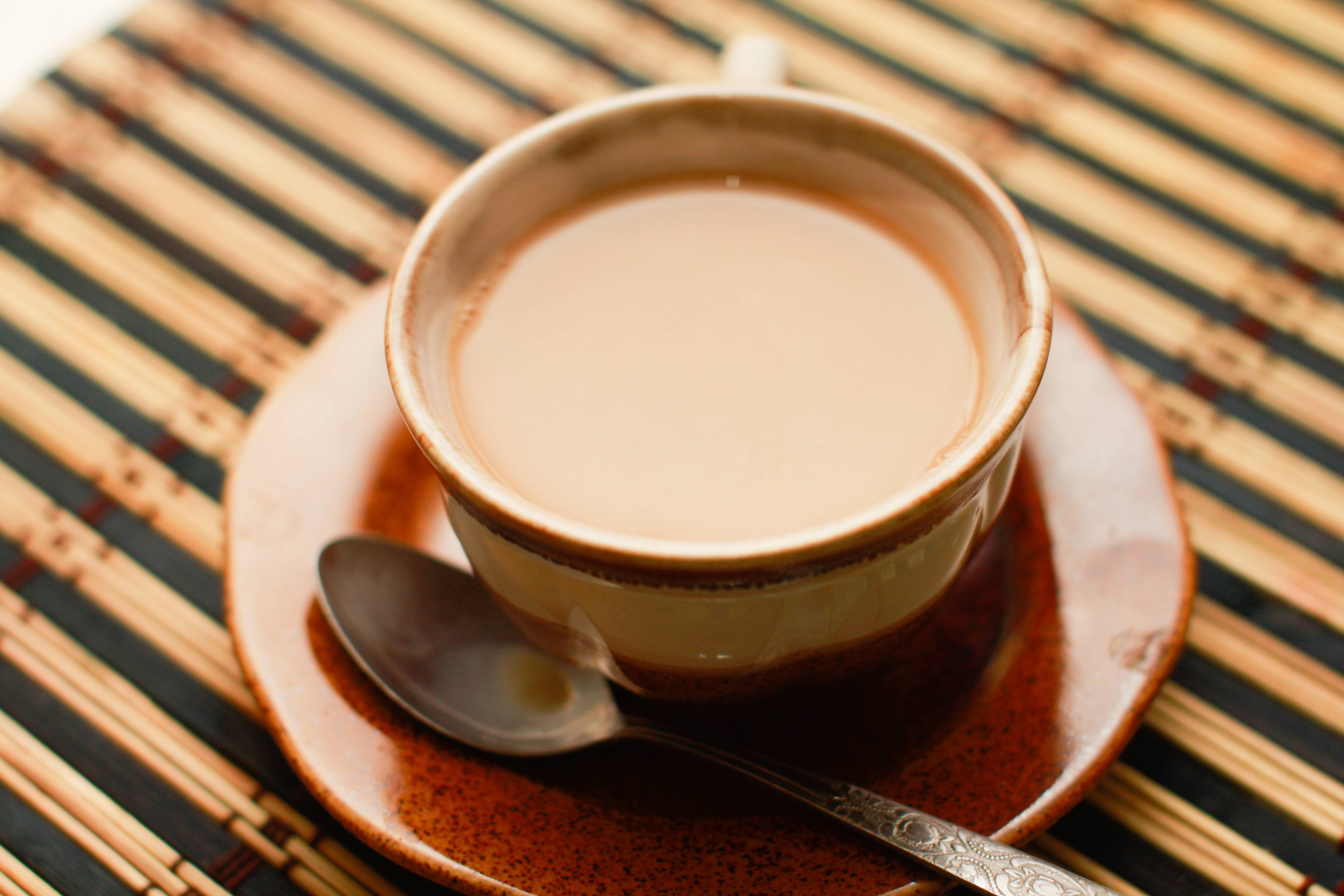 Coffee is with milk. Чай с молоком. Чашка чая с молоком. Кофе с молоком. Чай с молоком и медом.