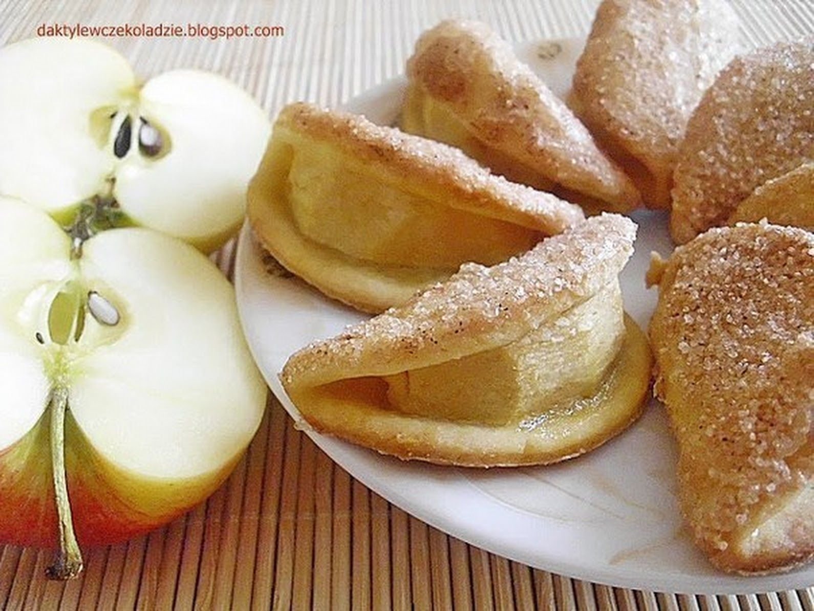 Печенье сахар яблоки. Печенье с яблоками. Печенье с яблоком и корицей. Творожно-яблочное печенье. Песочное печенье с яблоками и корицей.