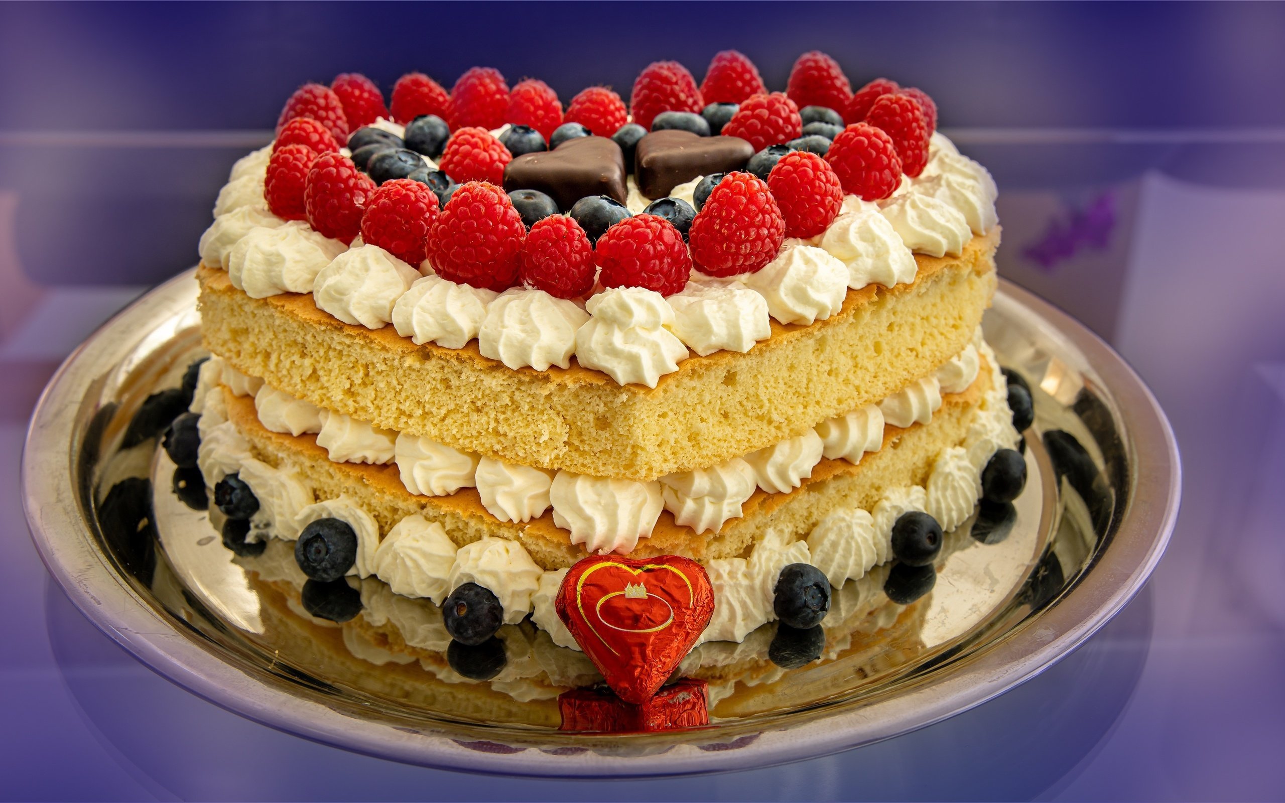 Большая картинка торта. Красивые торты. Украшение бисквитного торта. Красивые торты со сливками. Бисквитный торт вкусный и красивый.