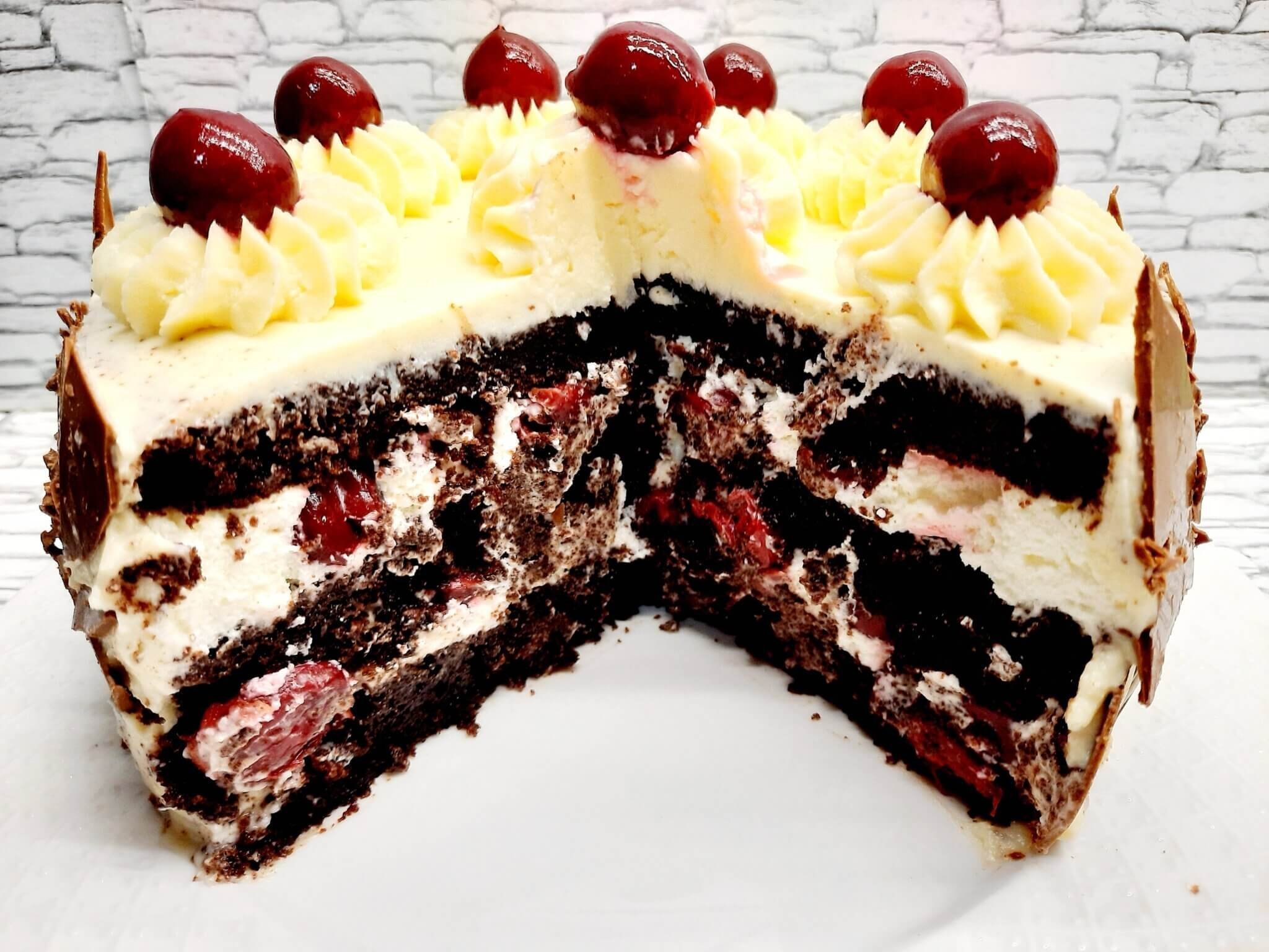Начинки торта фото. Торт "чёрный лес" (Black Forest Cake). Торт Шварцвальдский лес. Торт чёрный лес Шварцвальд. Шварцвальдский вишневый торт черный лес.