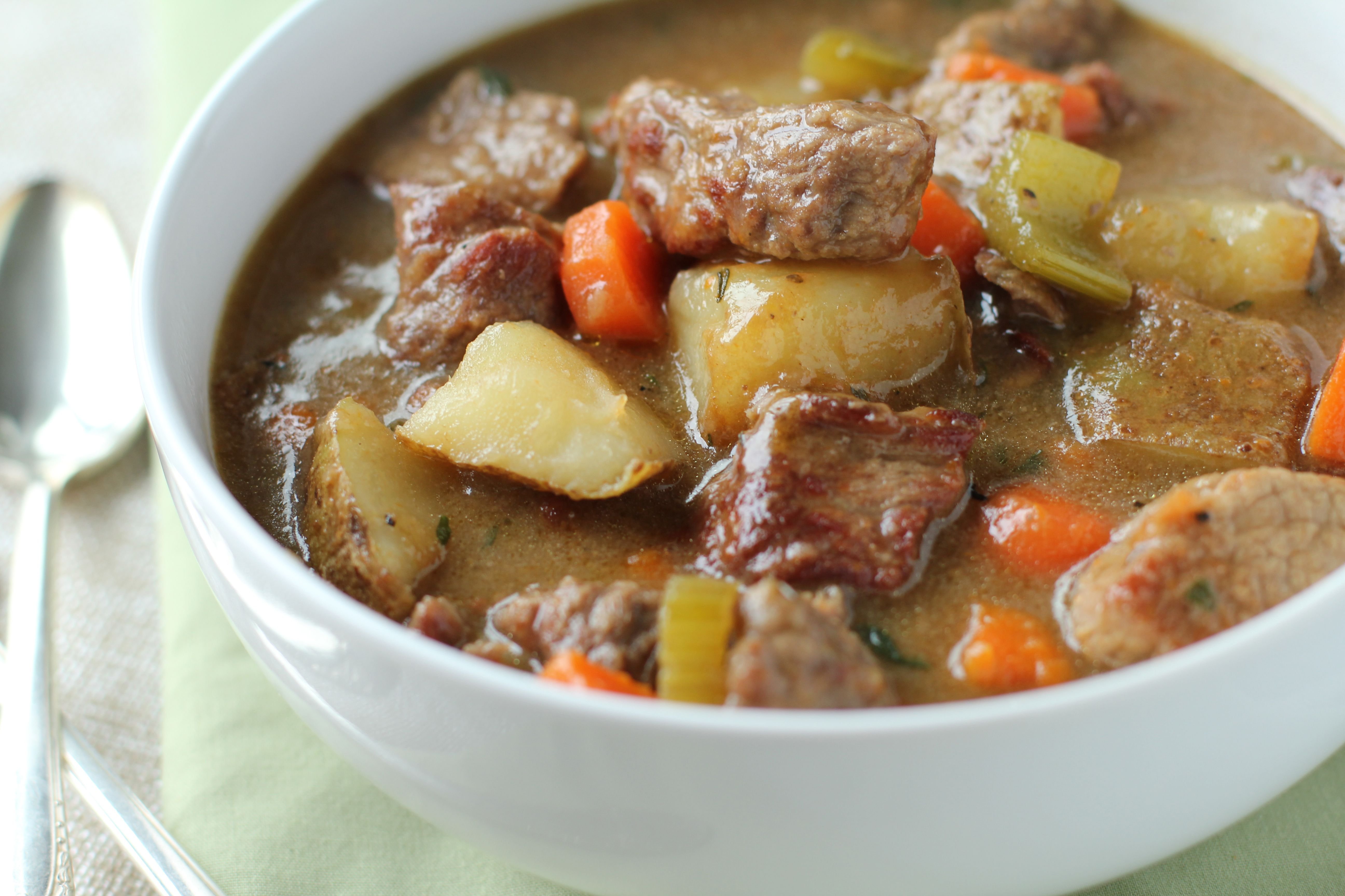 Картошка с мясом в печи. Beef Stew тушенка. Айнтопф немецкий суп. Похлебка из лосятины. Жаркое с говядиной.