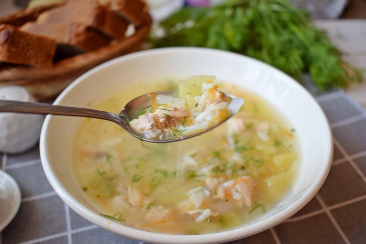 Рыбный суп из консервов фото рецепт. Суп с консервированной горбушей. Суп картофельный с рисом. Суп со скумбрией. Суп из скумбрии консервированной.