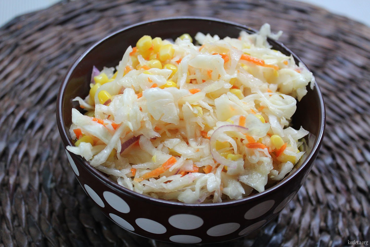 Салат из свежей кукурузы рецепт. Салат капуста морковка кукуруза. Салат с белокочанной капустой. Салат из капусты и кукурузы. Салат с капустой и морковкой.