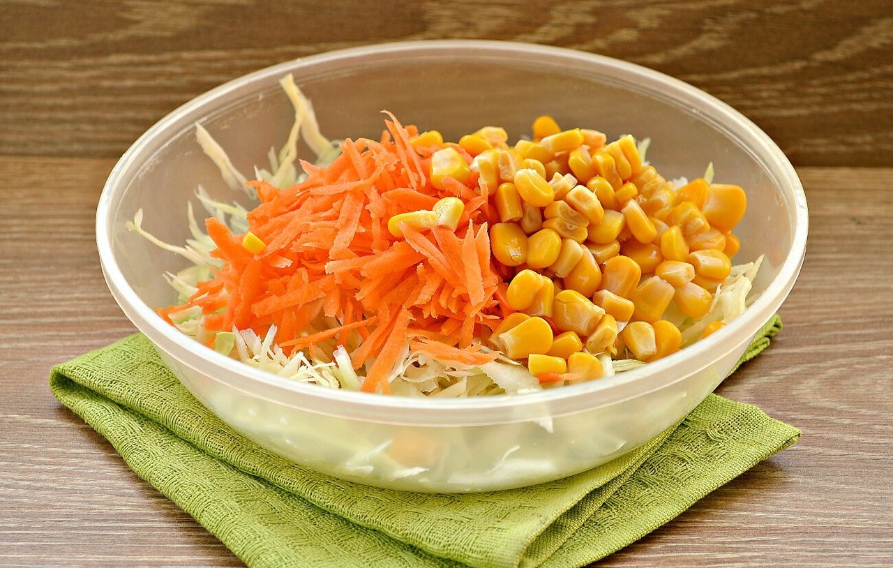 Салат из свежей кукурузы рецепт. Салат капуста морковка кукуруза. Салат с морковкой и кукурузой. Салат из моркови с кукурузой. Салат с кукурузой консервированной корейской морковкой.
