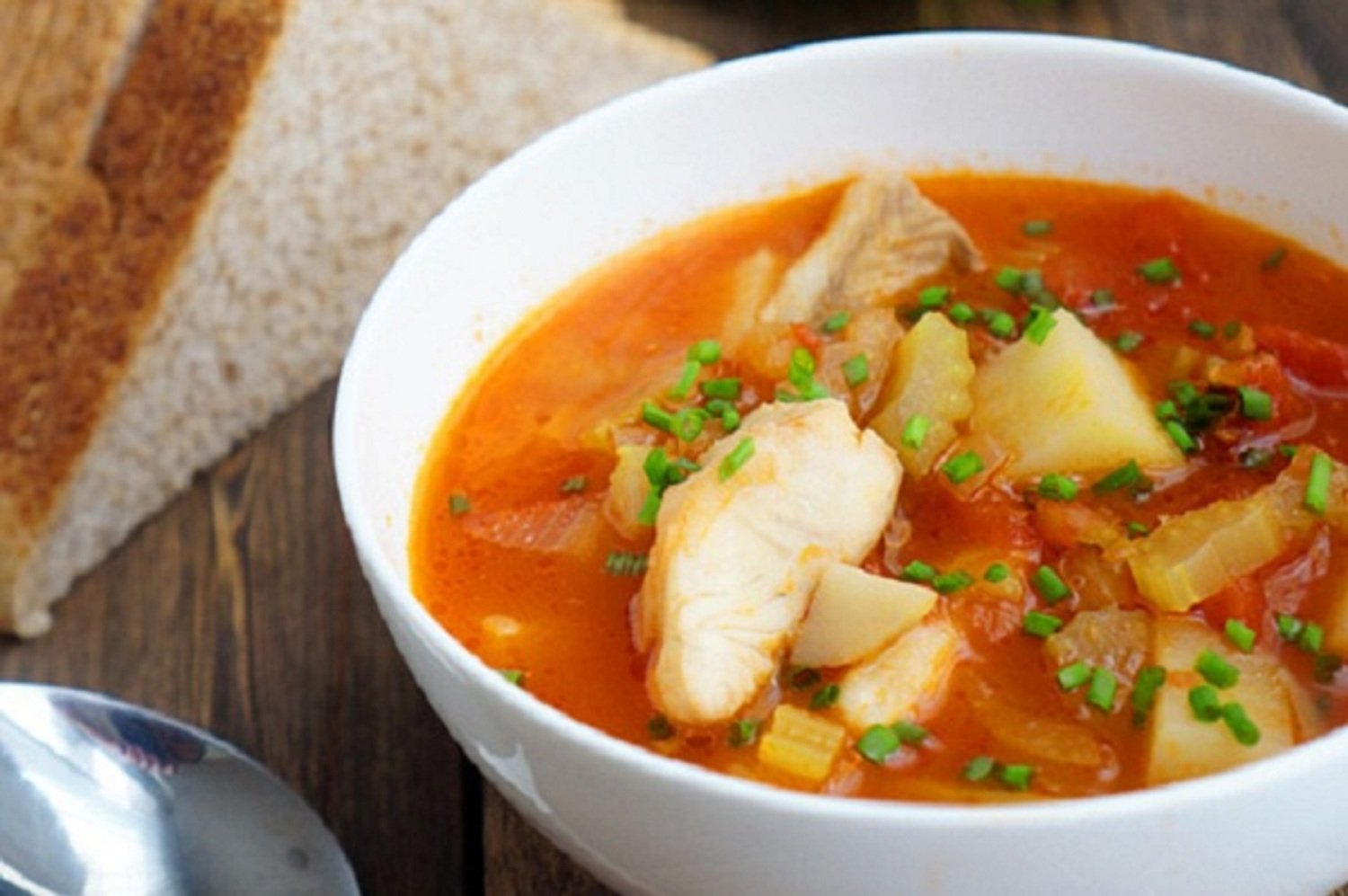 Суп из консервы рыбной в томате. Минестроне. Рыбный суп. Томатный рыбный суп. Рыбный суп с помидорами.
