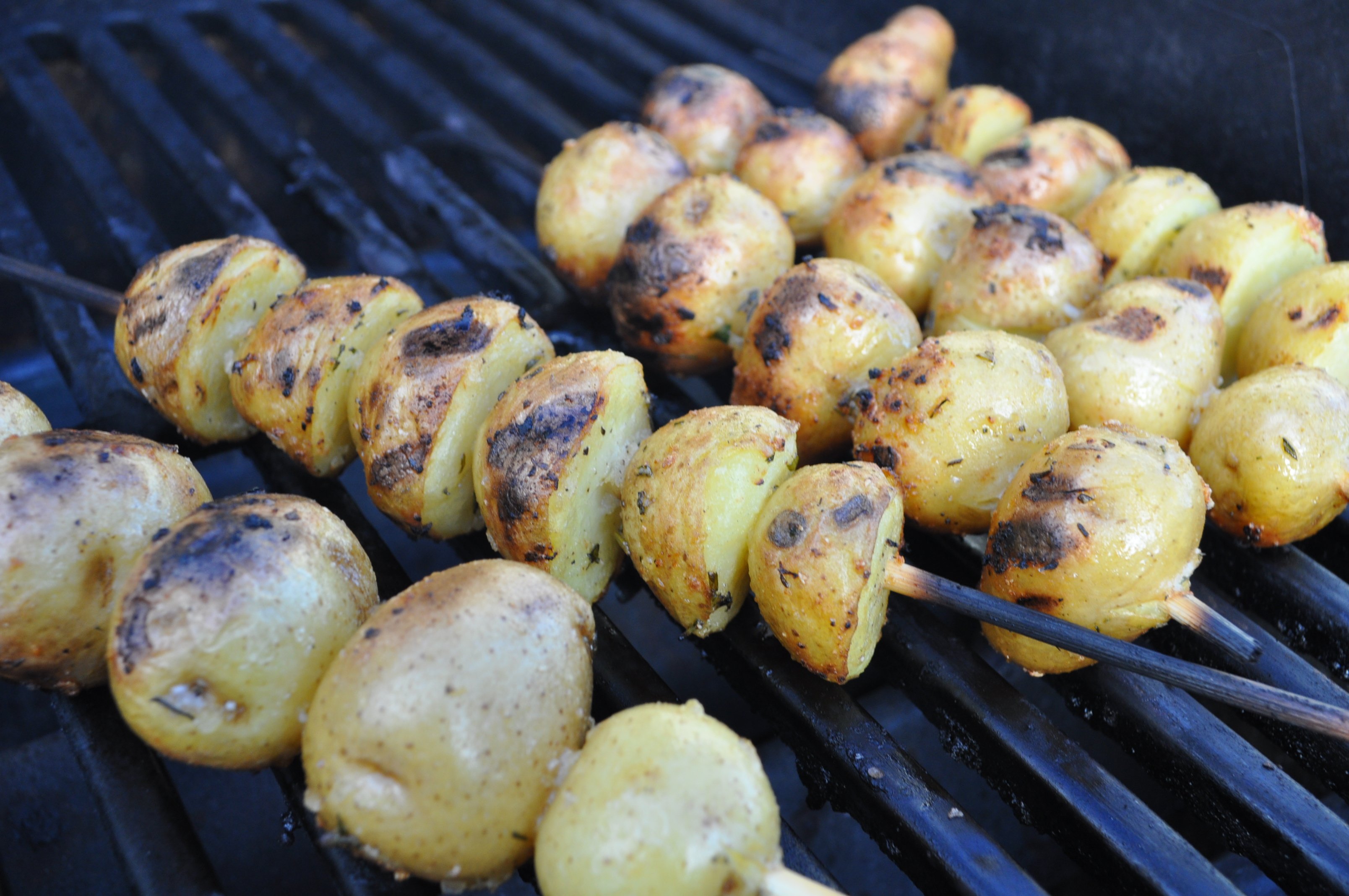 Печеный на углях. Картофель на мангале. Печеный картофель на мангале. Печеная картошка на мангале. Картофель на углях на шампурах.