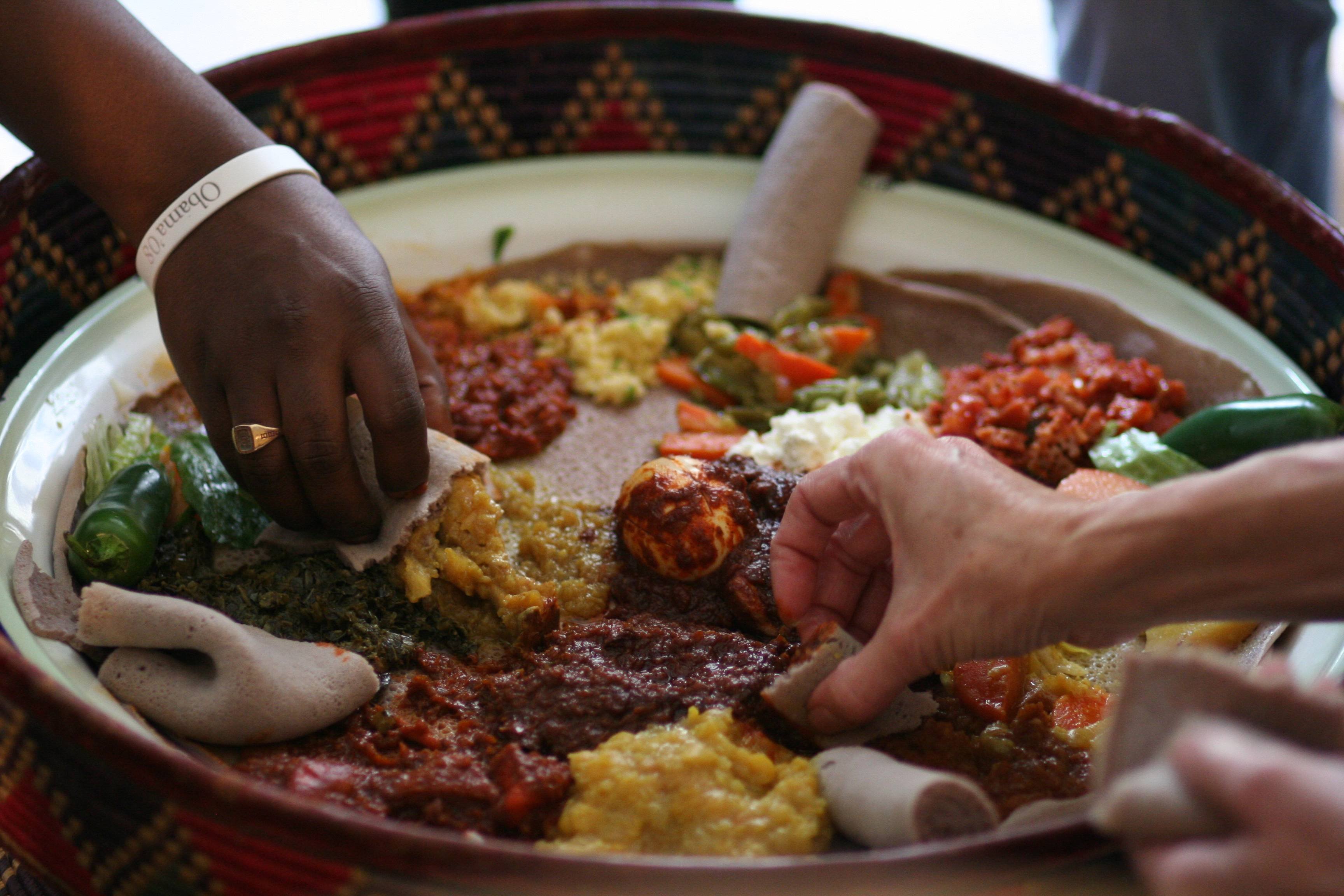 Что едят. Прием пищи в Индии. Трапеза в Индии. Традиции приема пищи в Индии стол. Индийцы едят руками.