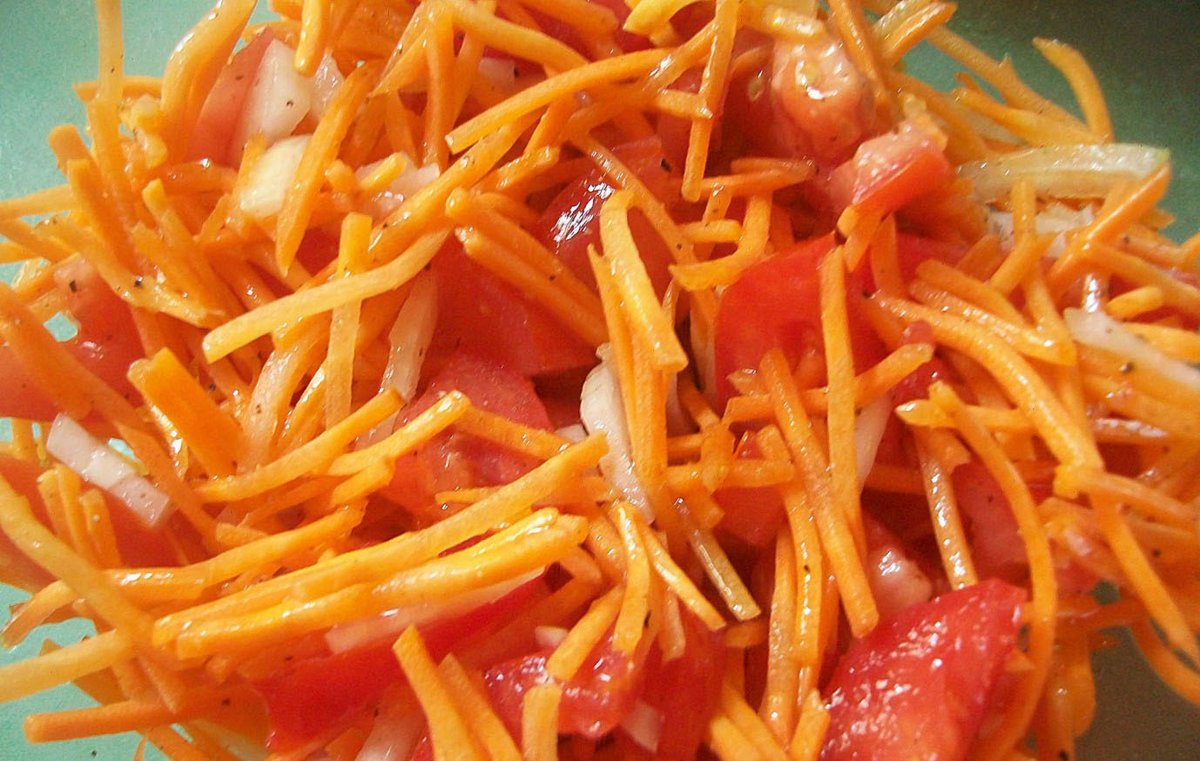 Салат с помидорами и корейской морковкой