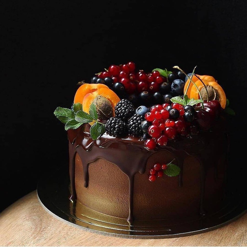 Торт шоколадный с фруктами и ягодами