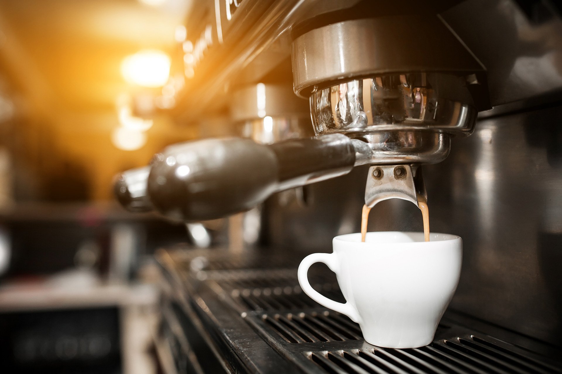 Кофемашина мало наливает кофе. Кофемашина и кофе. Кофемашина для кофейни. Кофемашина бариста. Кофе фон.