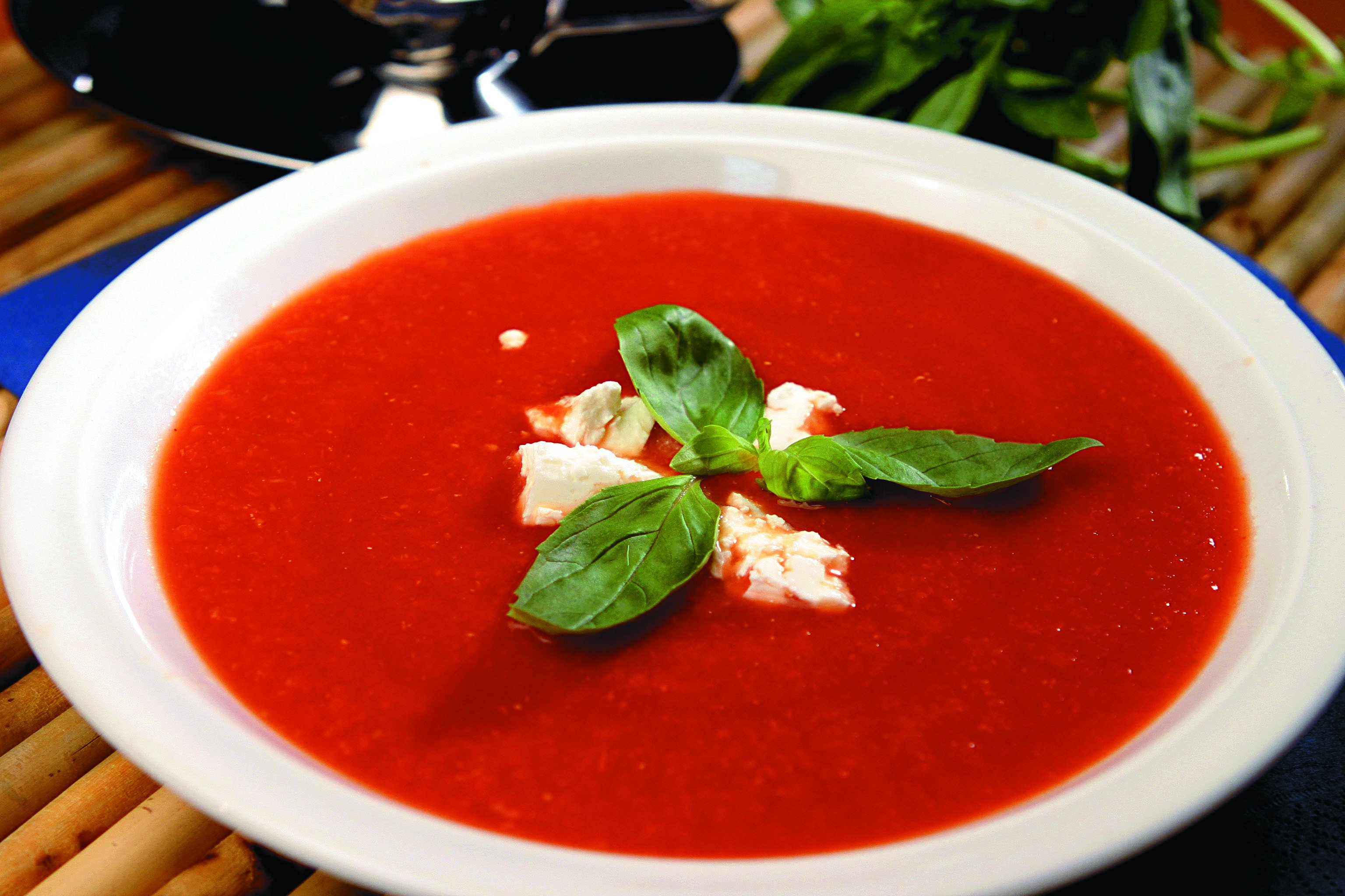 Сельдерей помидоры суп. Томатный крем-суп с моцареллой. Томатный суп с моцареллой. Гаспачо с моцареллой. Для супа.