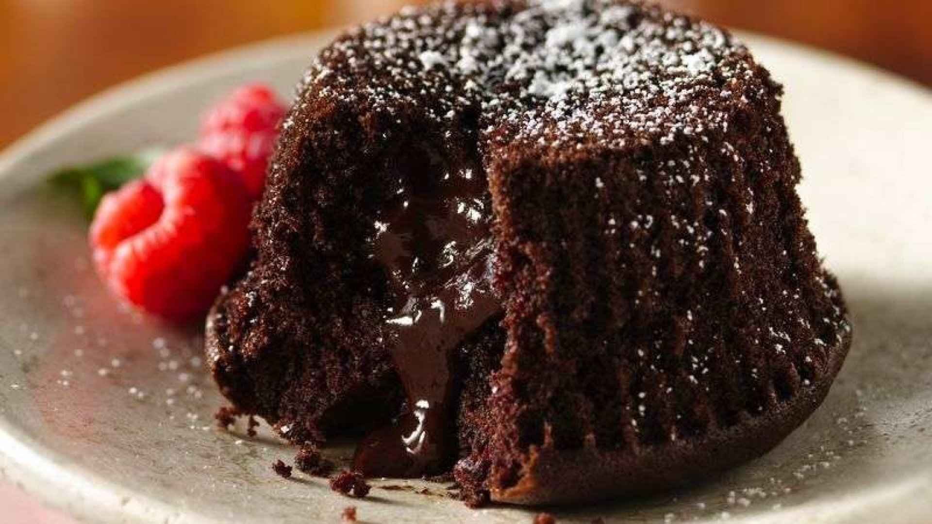 Жидкий брауни рецепт. Торт шоколадный фондан. Кекс фондан. Кекс Брауни шоколадный. Шоколадный торт кекс Брауни.