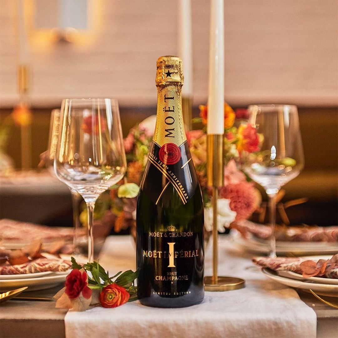 Шампанское круглосуточно. Столик с шампанским. Шампанское на столе. Романтический стол с шампанским. Романтический ужин с шампанским.