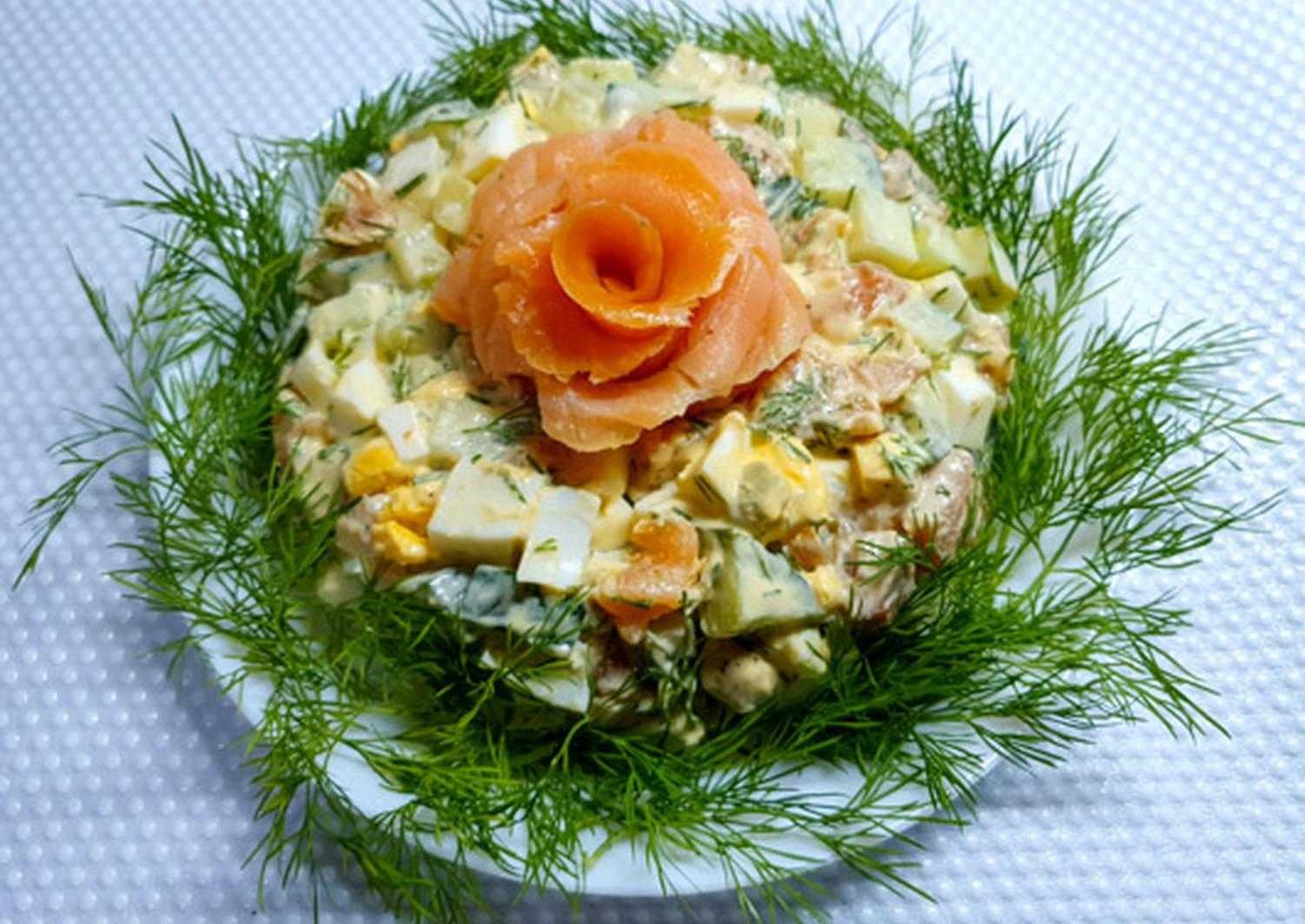 Вкусные салаты с семгой рецепты. Салат с лососем. Оливье с семгой. Украшение рыбного салата. Мимоза с семгой.