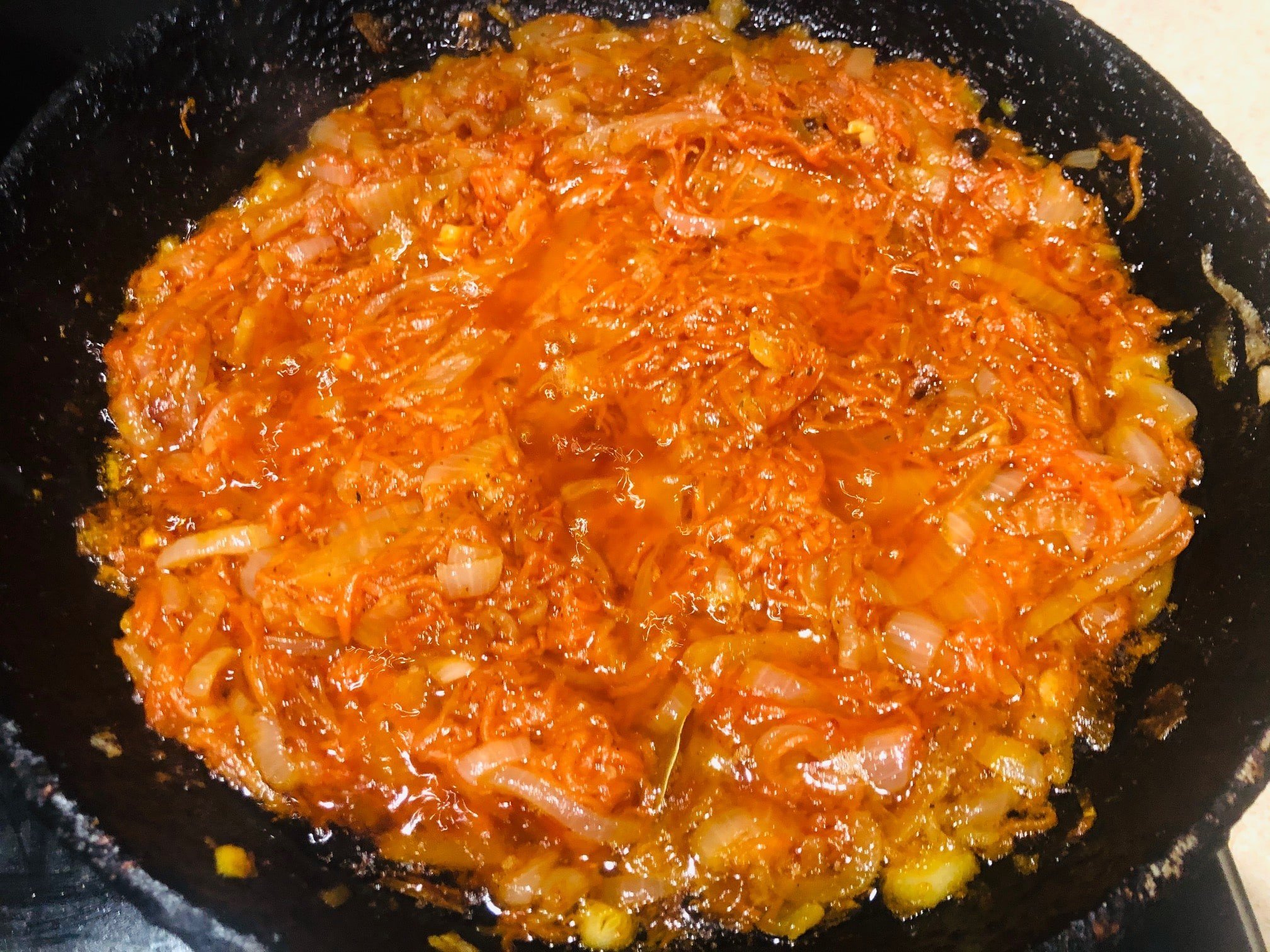 Рецепт горбуши с овощами на сковороде. Горбуша с морковью и луком. Горбуша в сметанном соусе на сковороде с морковью и луком. Горбуша тушеная с овощами. Лук морковь томатная паста подлива.