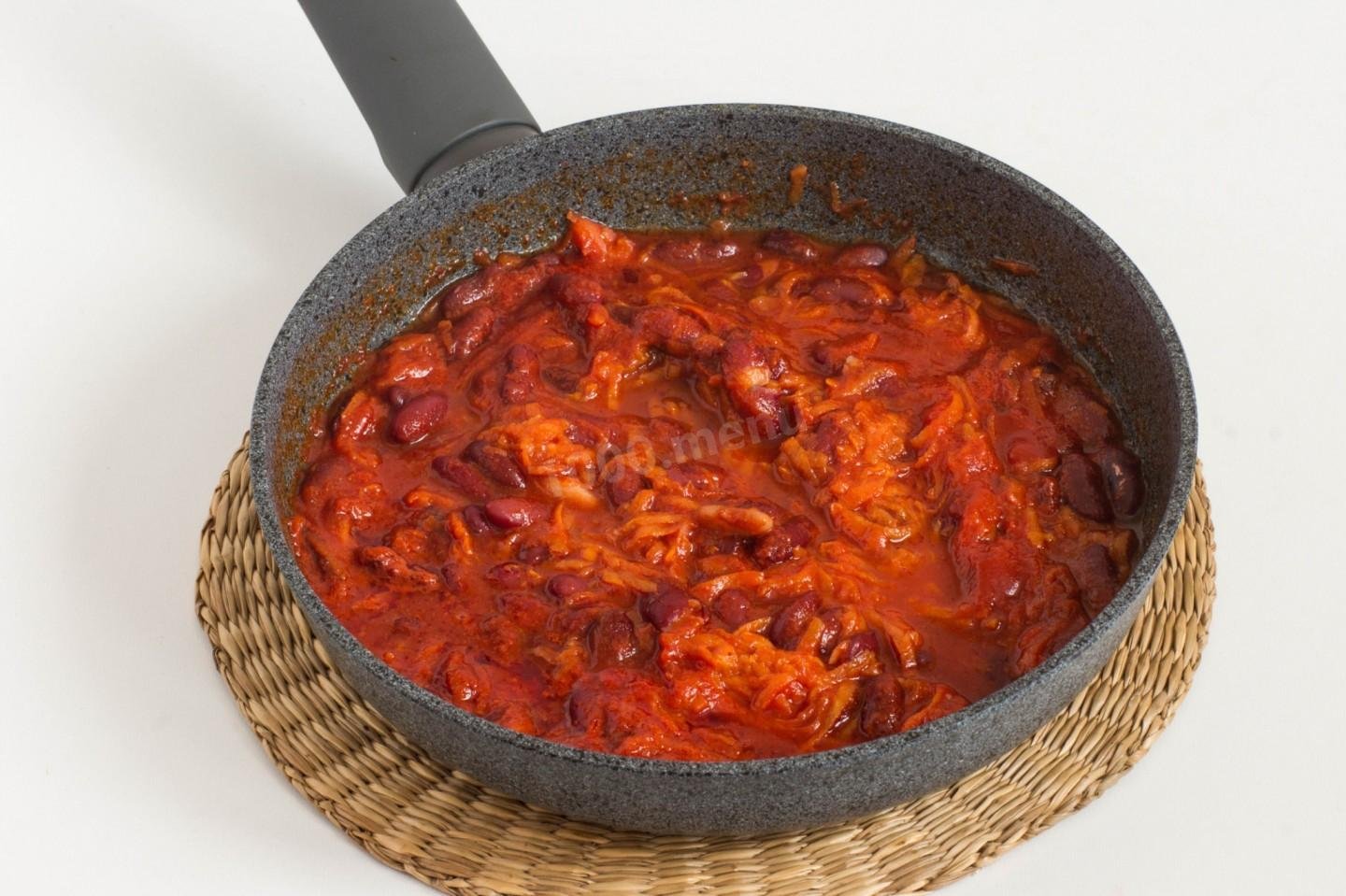 Говядина лук морковь томатная паста рецепт. Навага в томатном соусе. Фарш жареный на сковороде с томатной пастой. Говяжий фарш с фасолью в томатном соусе. Фарш в томатном соке.