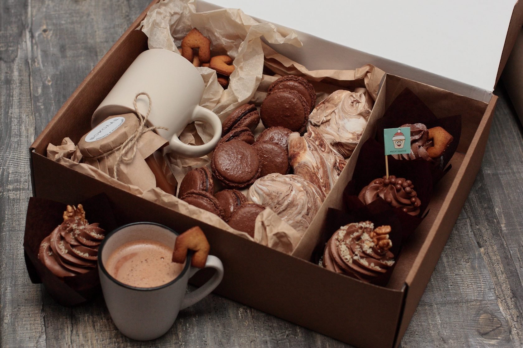 Подарочный сладкий бокс. Подарочный набор сладостей. Коробка со сладостями. Сладкий подарочный набор. Сладости в коробке подарок.