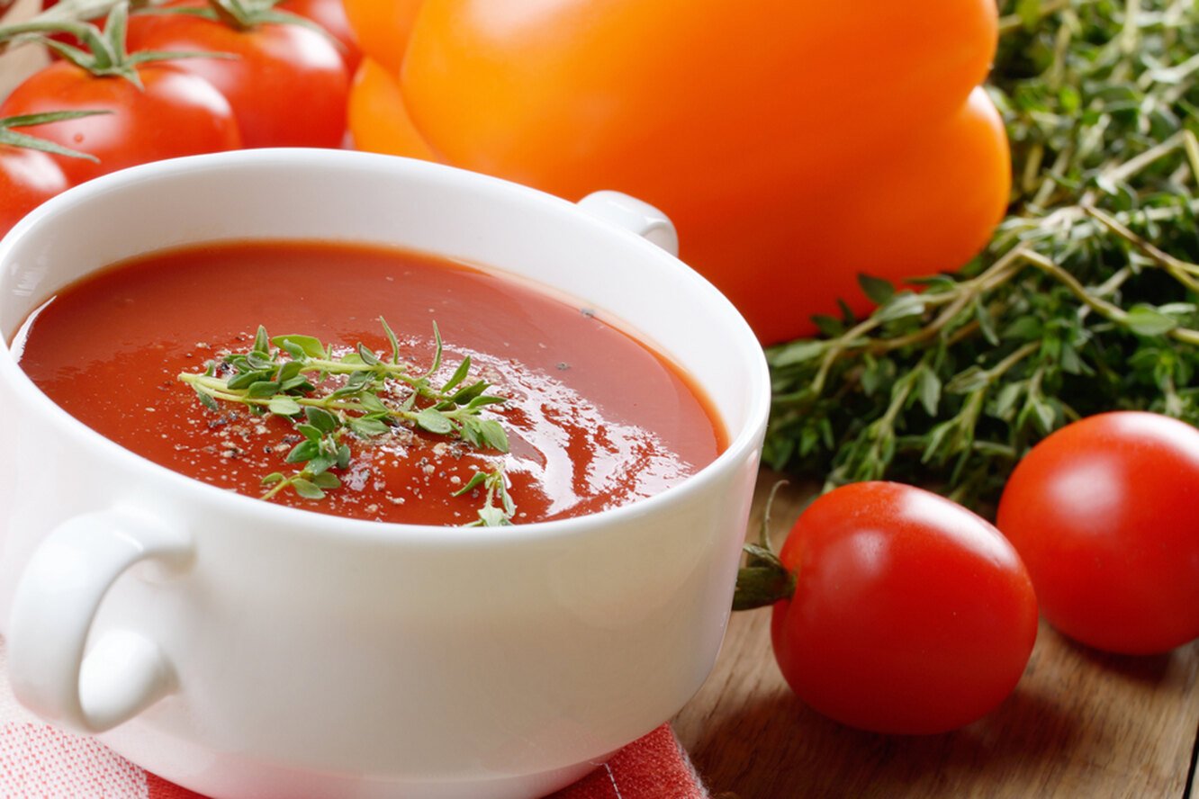 Суп томатный рецепты из свежих. Томатный гаспачо. Испанский гаспачо. Андалузский гаспачо. Томатный суп гаспачо.