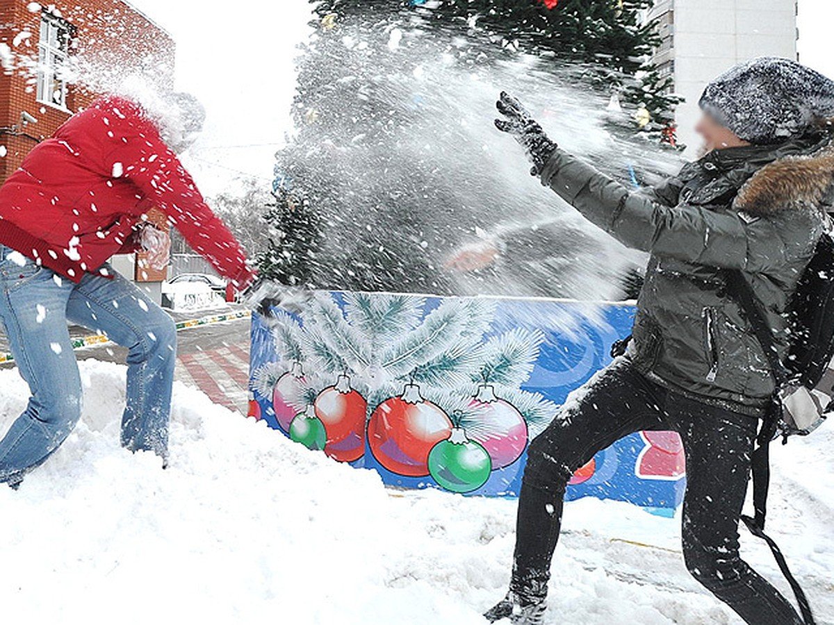 Попасть снежком в окно. Игра в снежки. Люди играющие в снежки. Дети кидаются снежками. Играть в снежки.