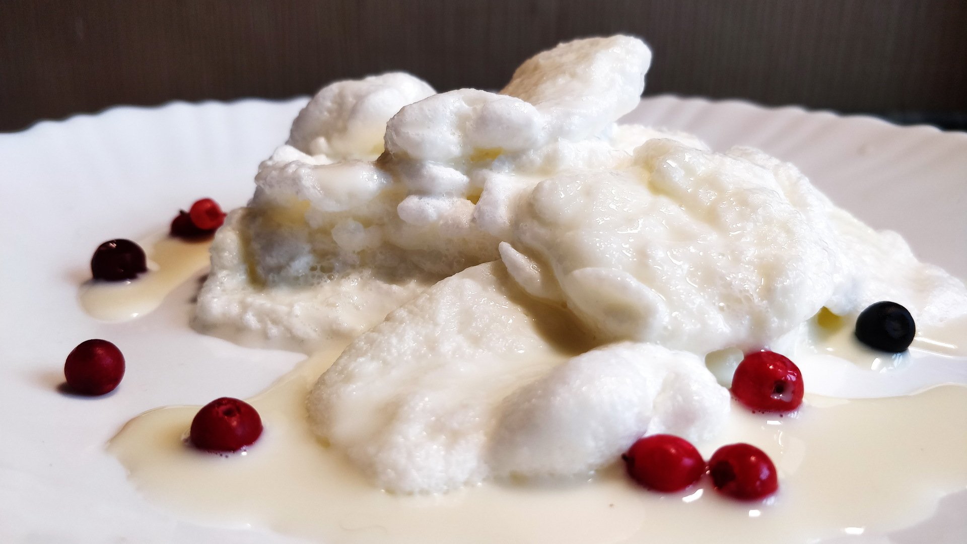 Снежки из белка. Пирожное "снежок" (Рафаэлло). Снежки десерт. Десерт снежки из белков. Пирожное снежок.